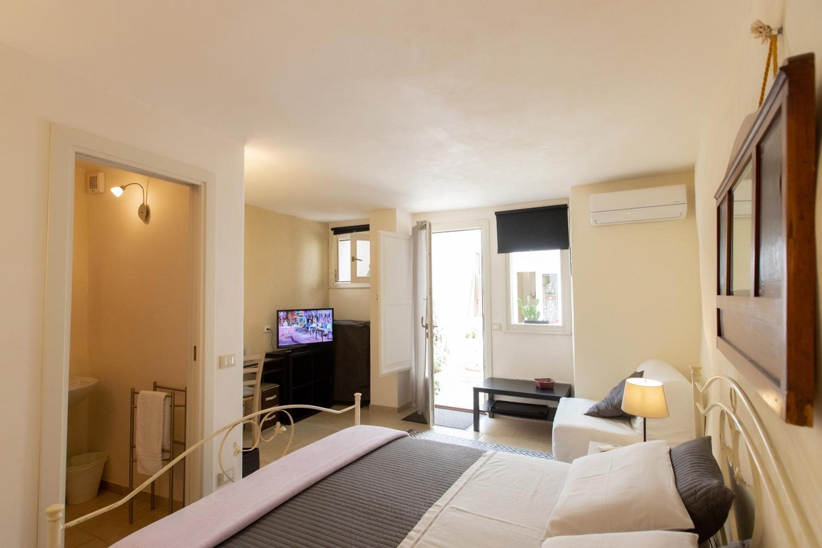 Deluxe Double Room with Extra Bed - Photo 4