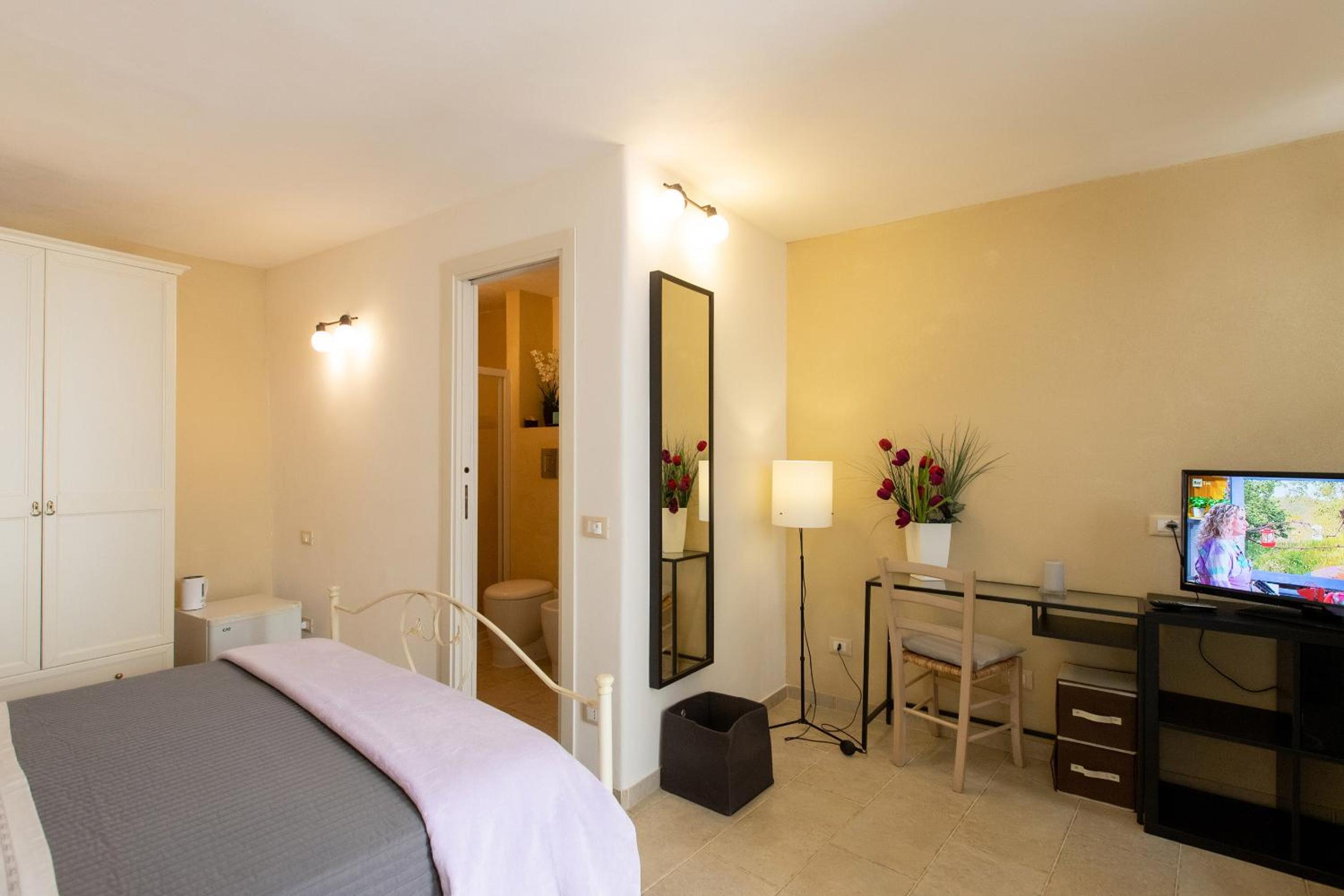 Deluxe Double Room with Extra Bed - Photo 11
