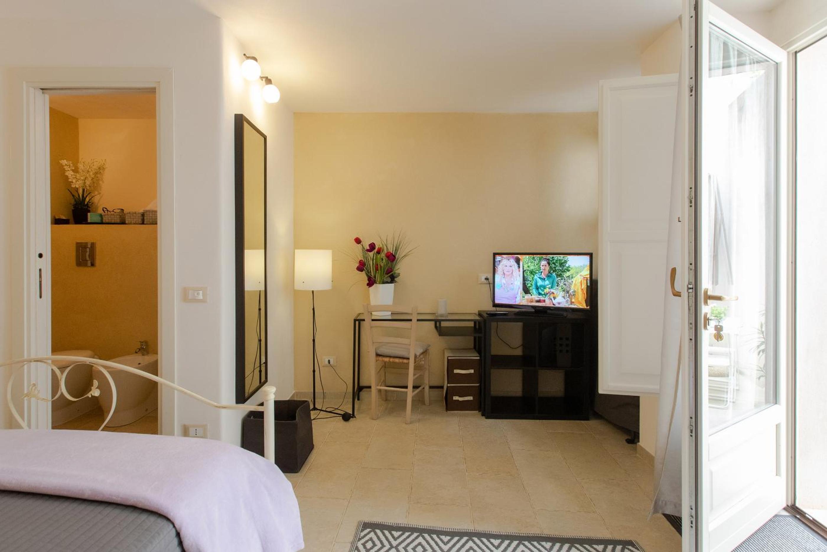 Deluxe Double Room with Extra Bed - Photo 12