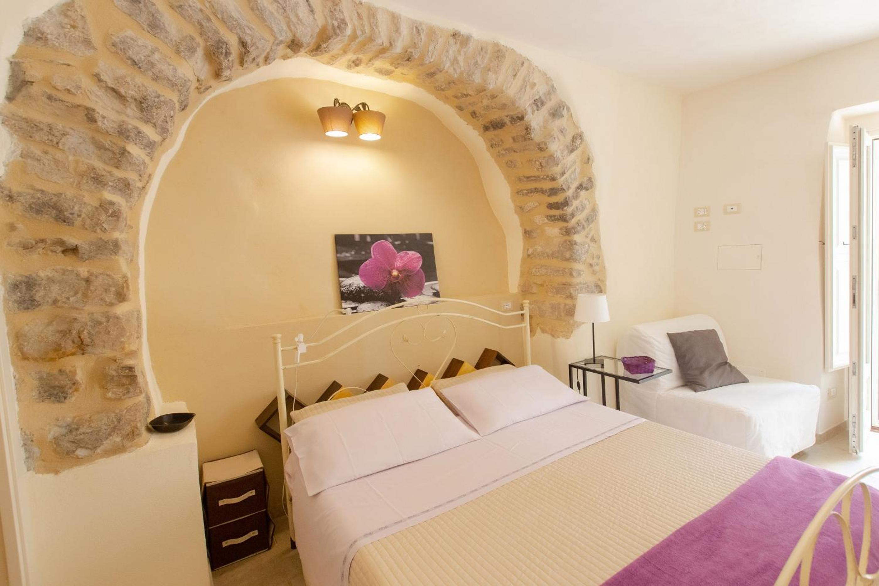 Deluxe Double Room with Extra Bed - Photo 16