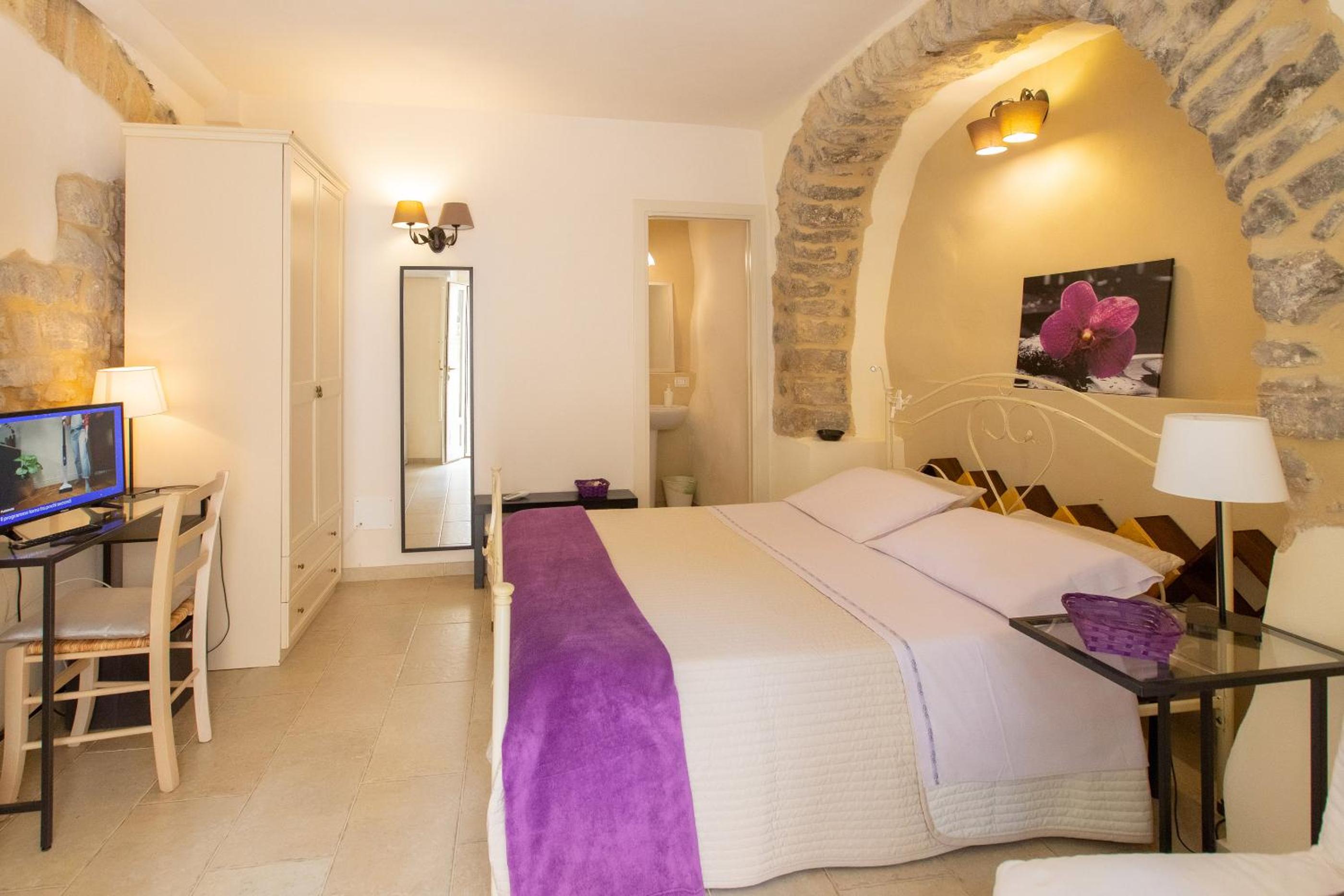 Deluxe Double Room with Extra Bed - Photo 8