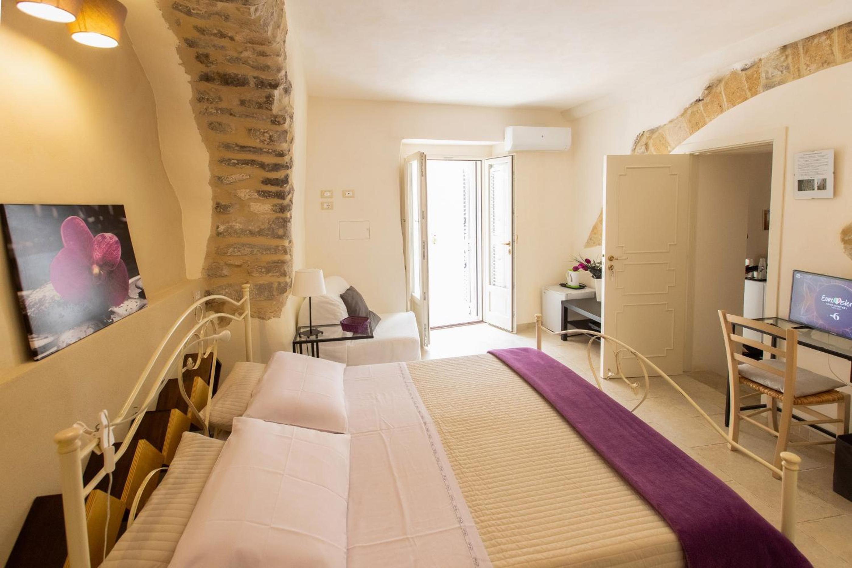 Deluxe Double Room with Extra Bed - Photo 15