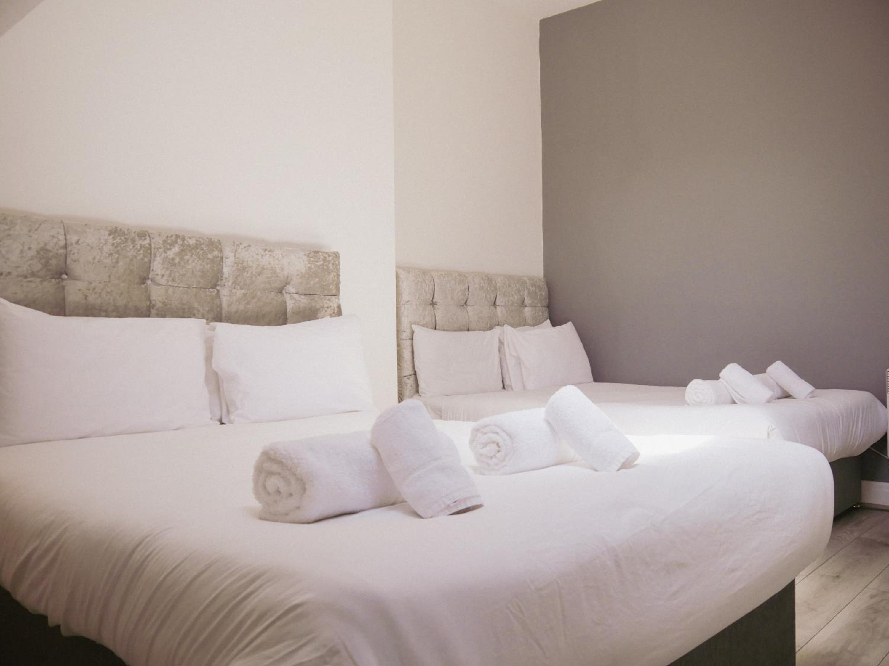 Quadruple Room with Private Bathroom - Photo 1