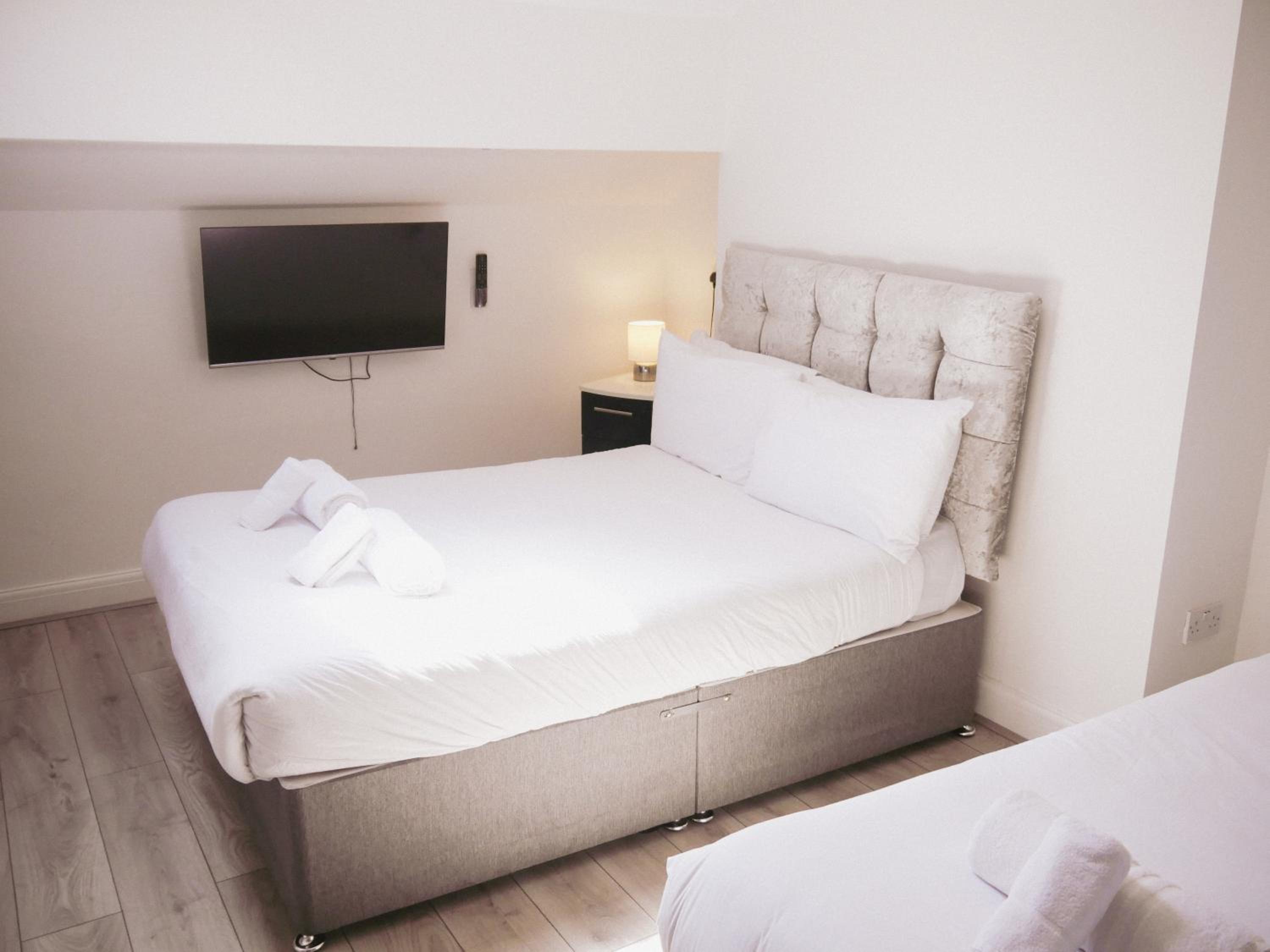 Quadruple Room with Private Bathroom - Photo 2