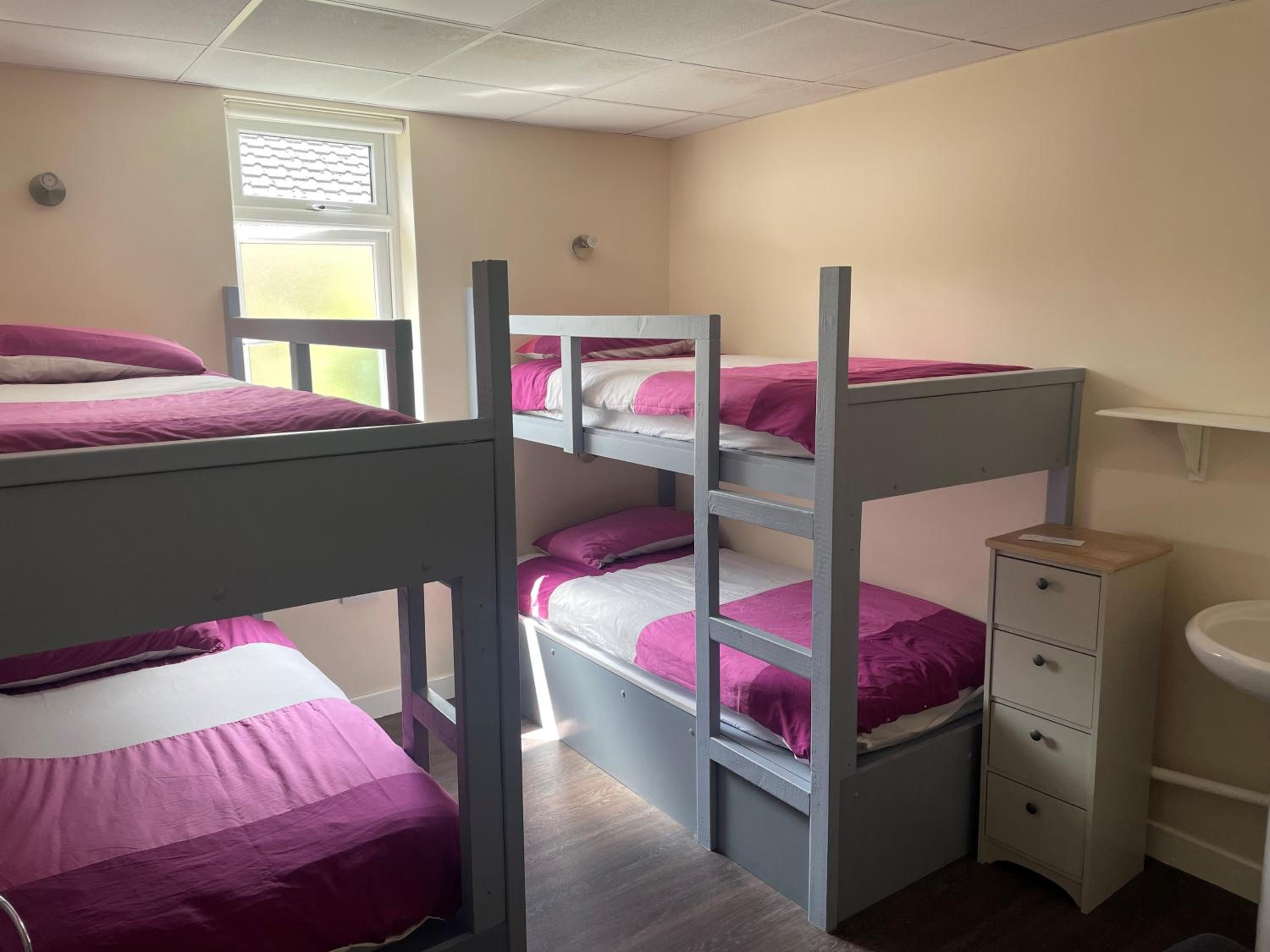 Economy Quadruple Room - Photo 5