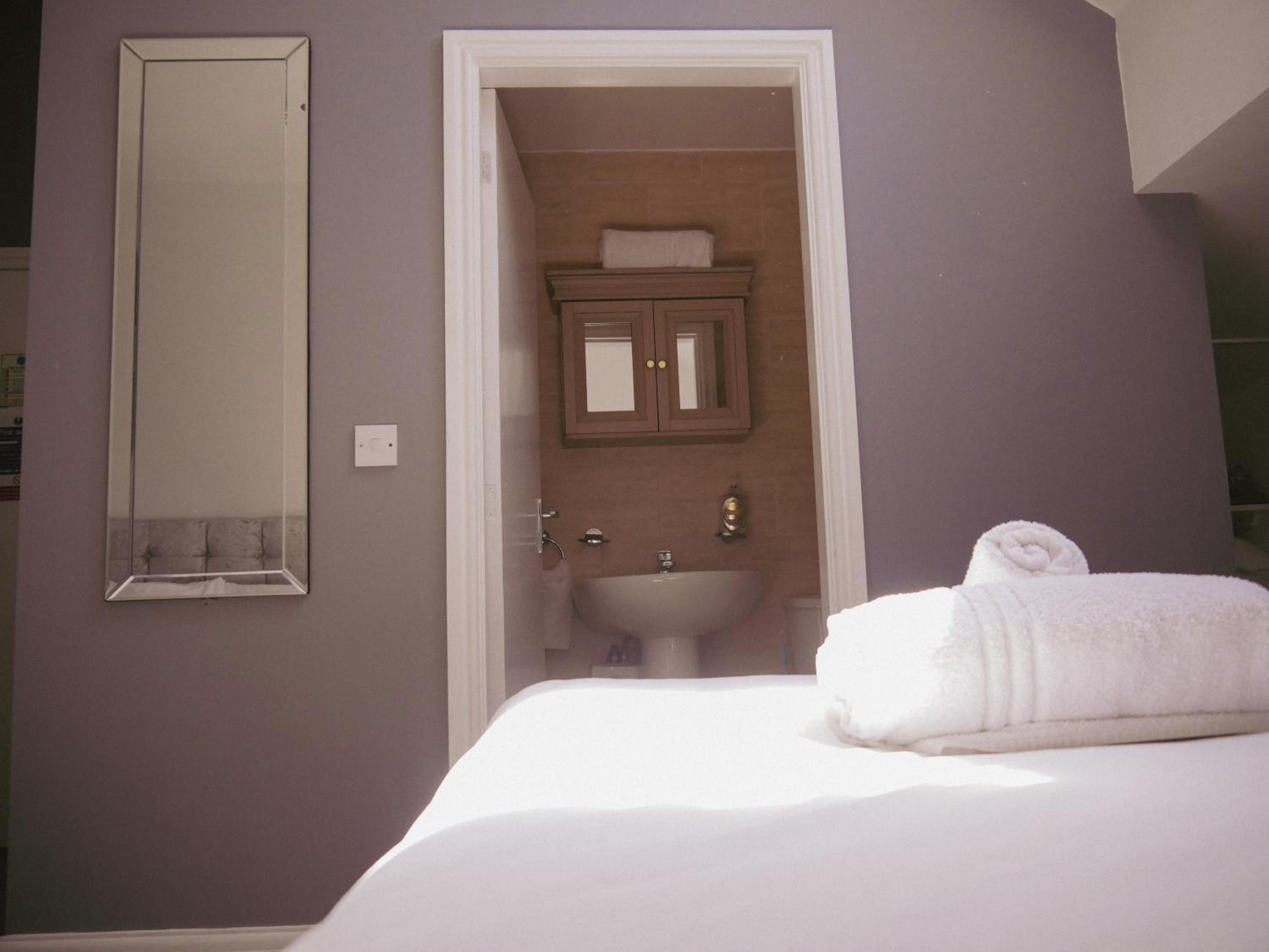 Quadruple Room with Private Bathroom - Photo 5