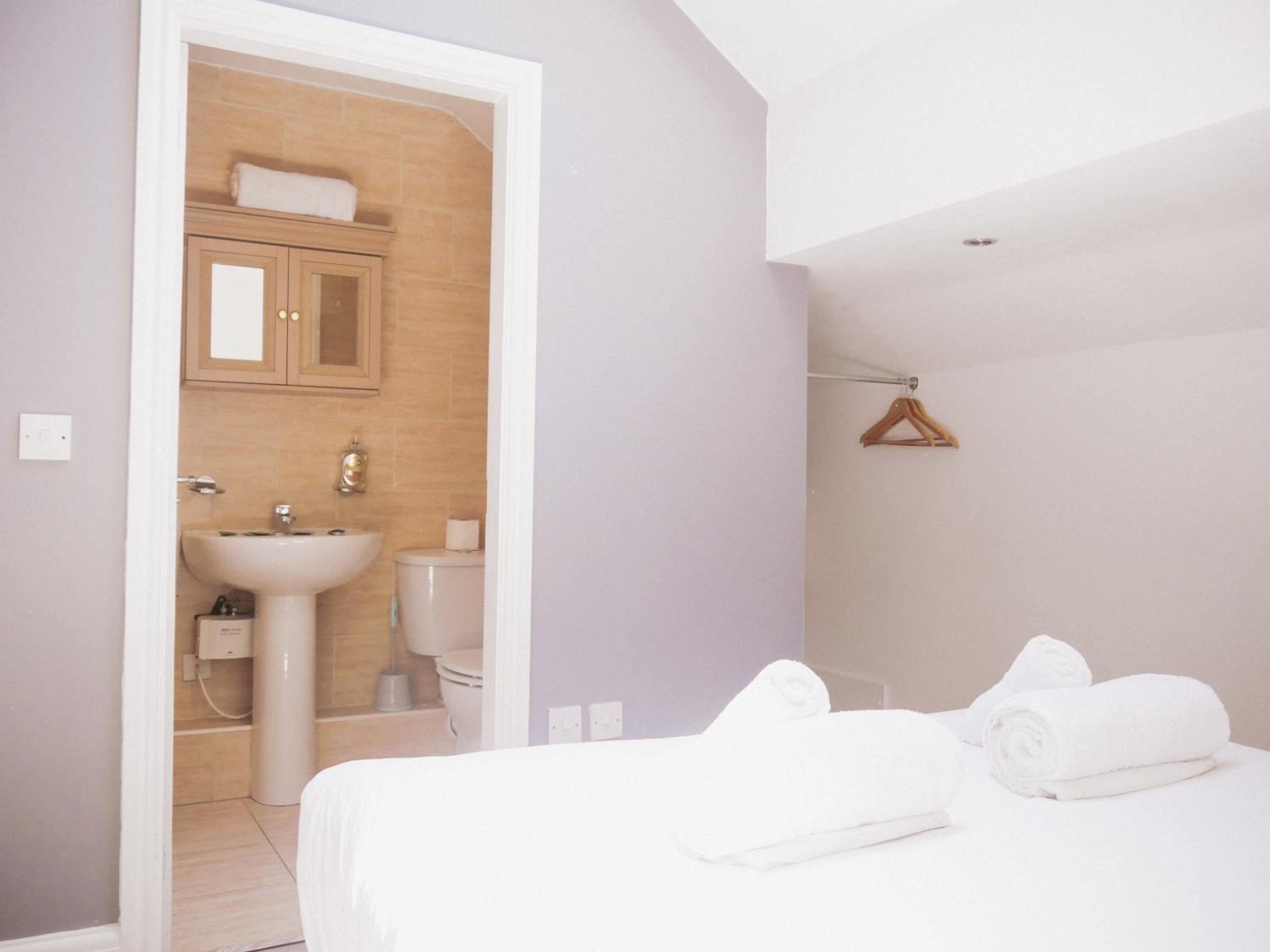Quadruple Room with Private Bathroom - Photo 10