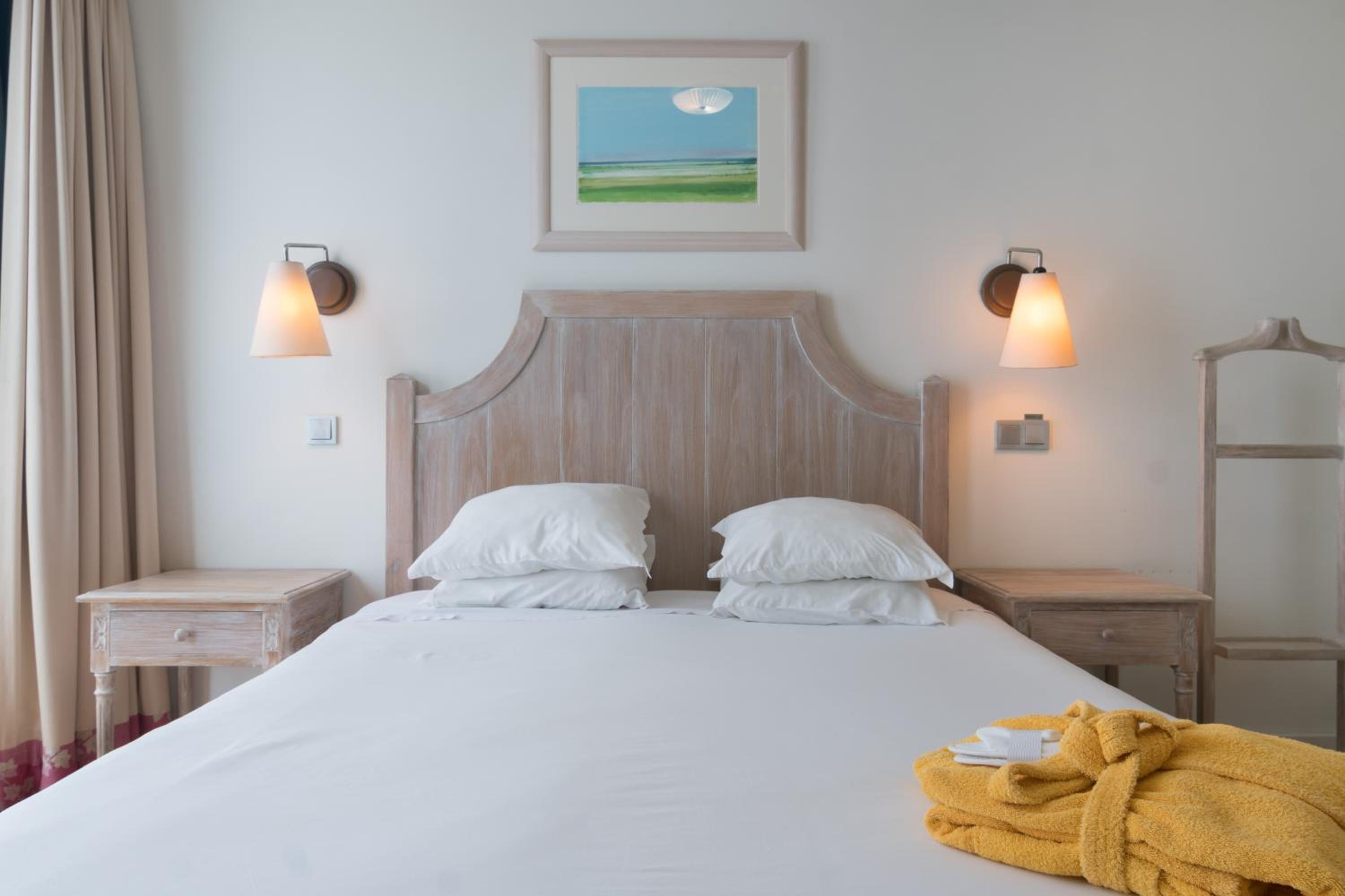 Double or Twin Room with Land View photo 2