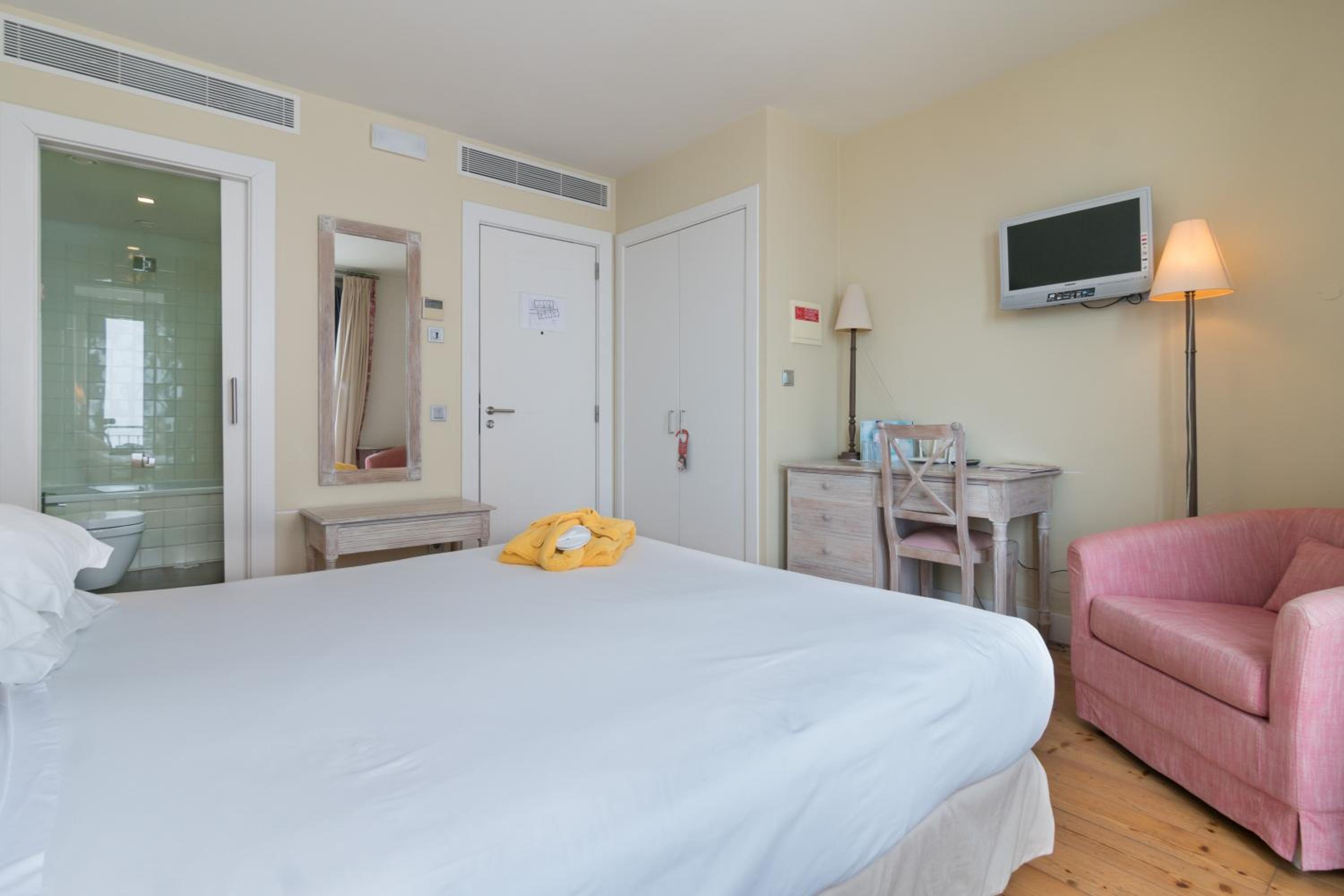 Double or Twin Room with Land View photo 3