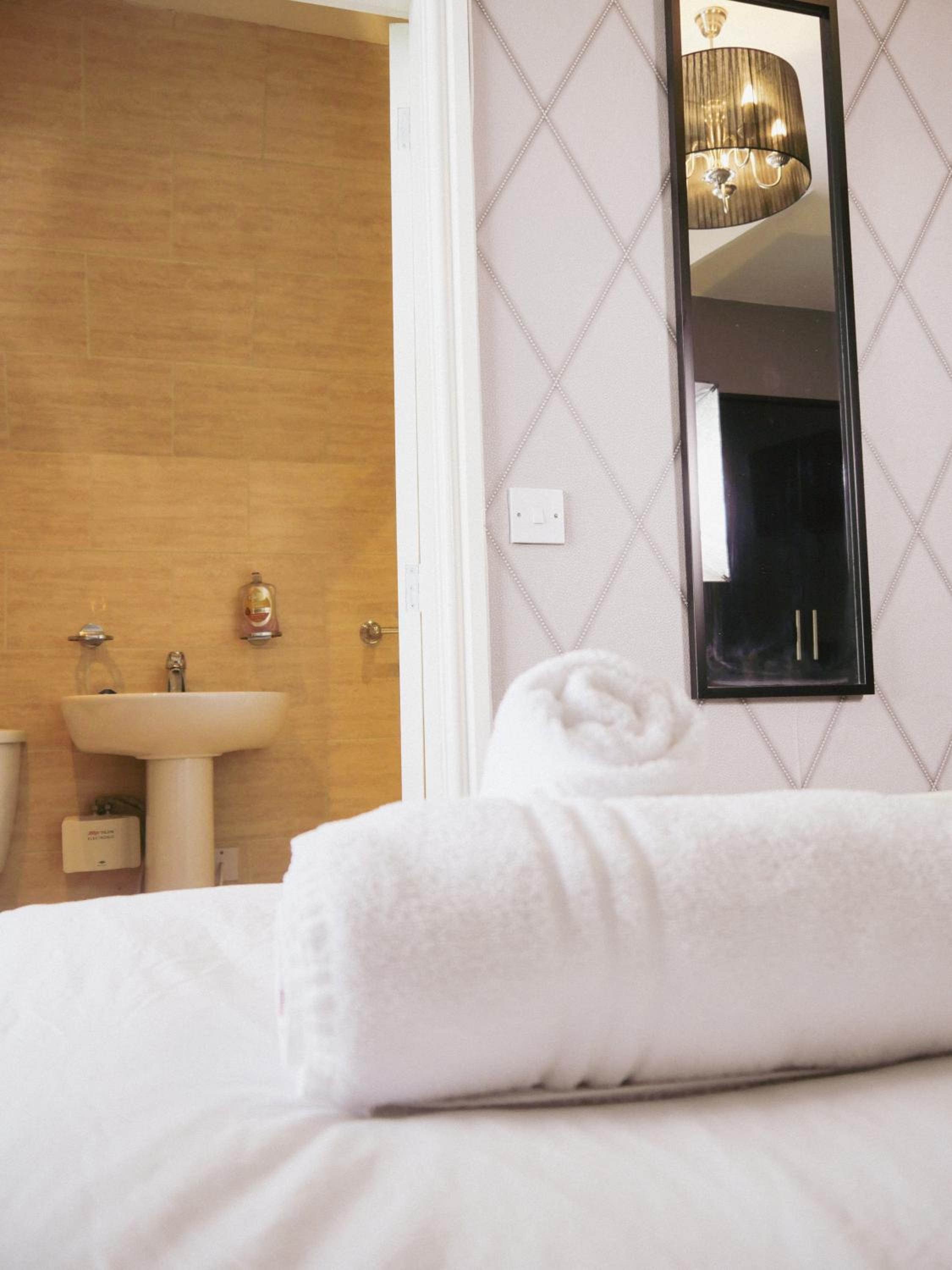 Triple Room with Private Bathroom - Photo 8
