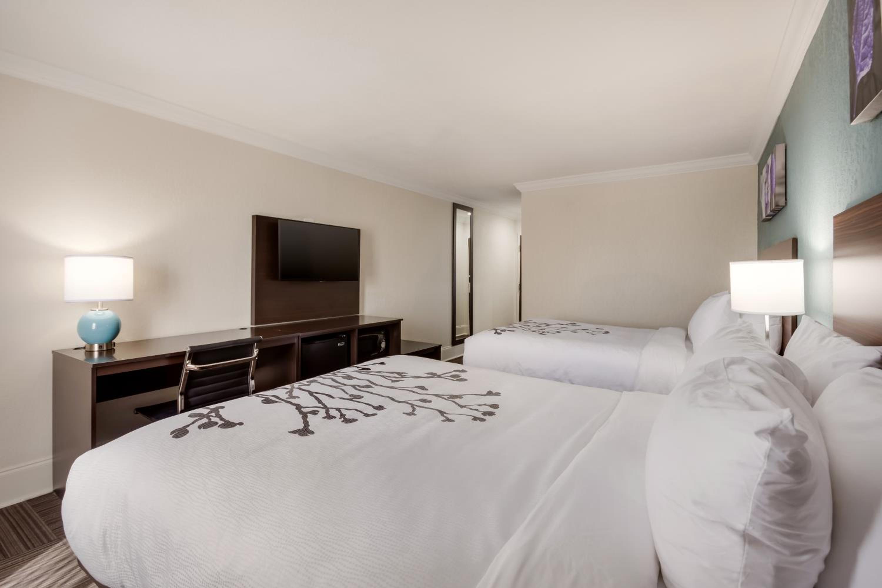 Standard Queen Room with Two Queen Beds - Non Smoking  - Photo 2