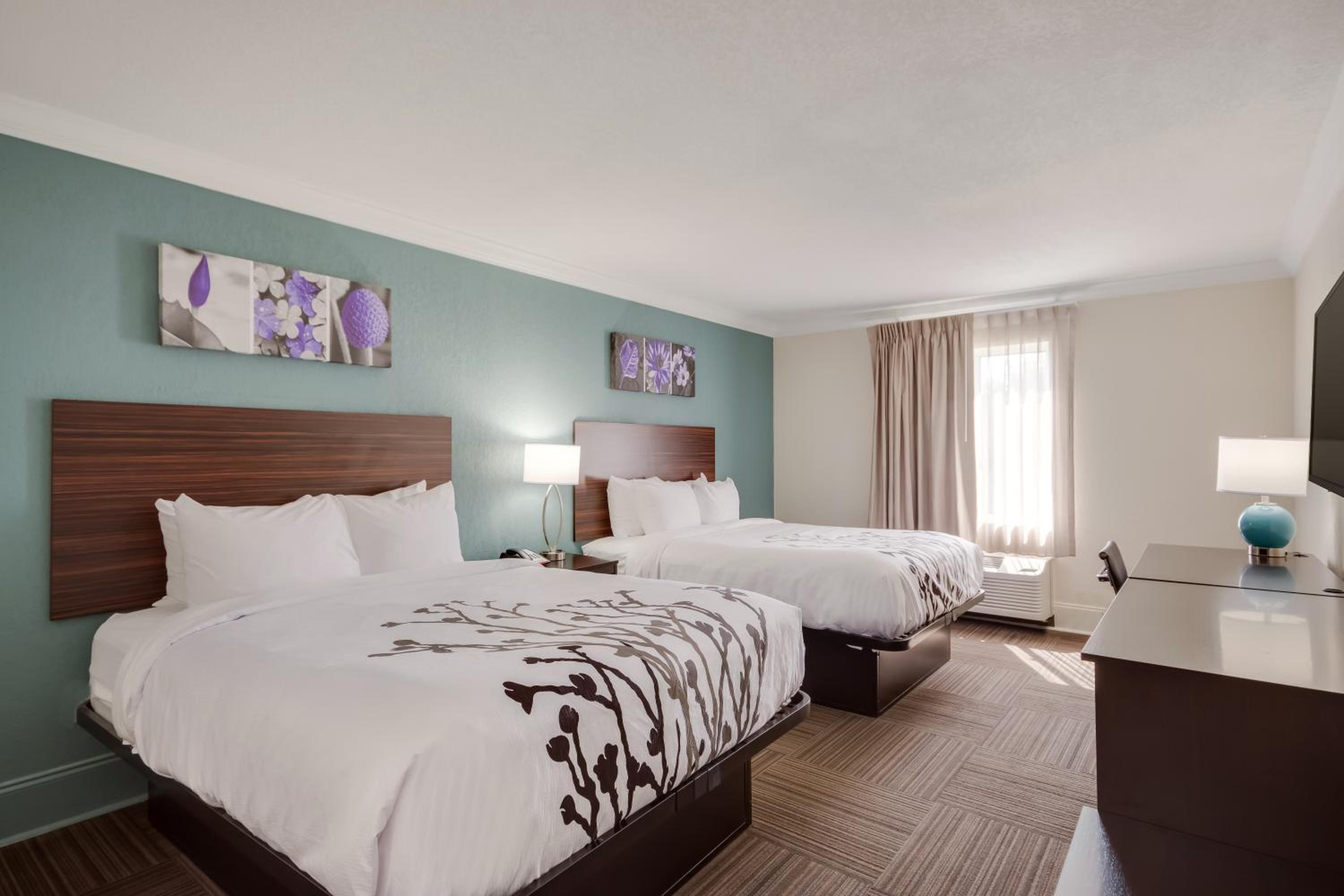 Queen Room with Two Queen Beds - Non-Smoking photo 2