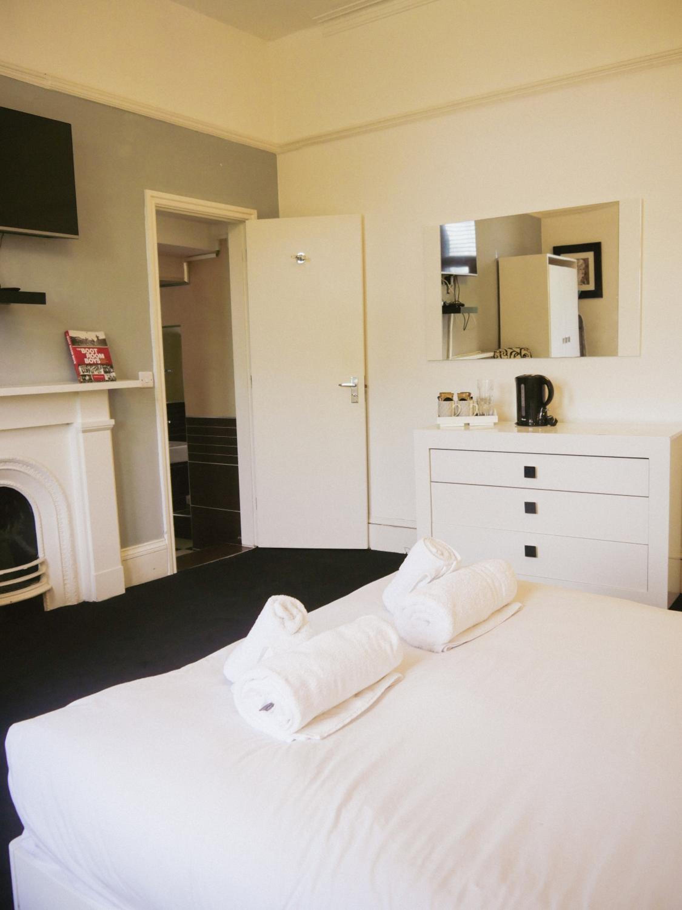 Double Room with Private Bathroom - Photo 7