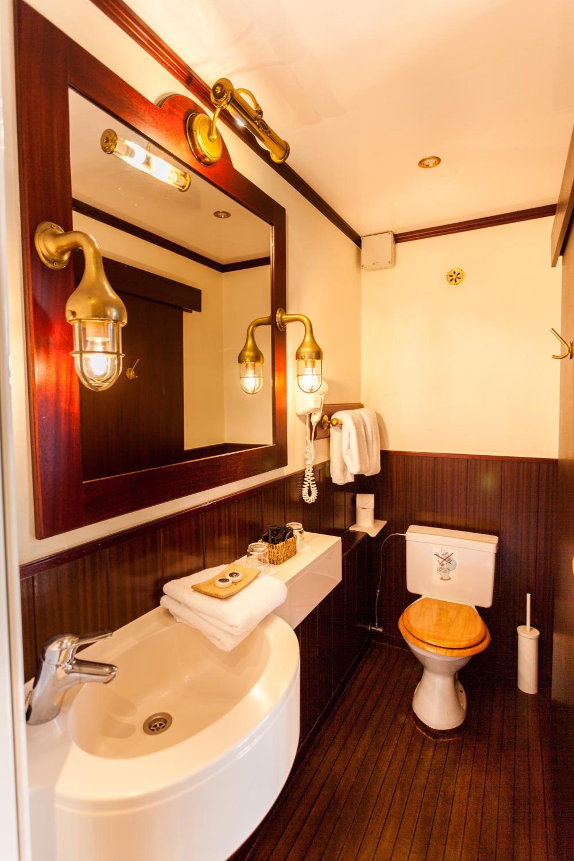 Cruise Cabin - Canal View photo 2
