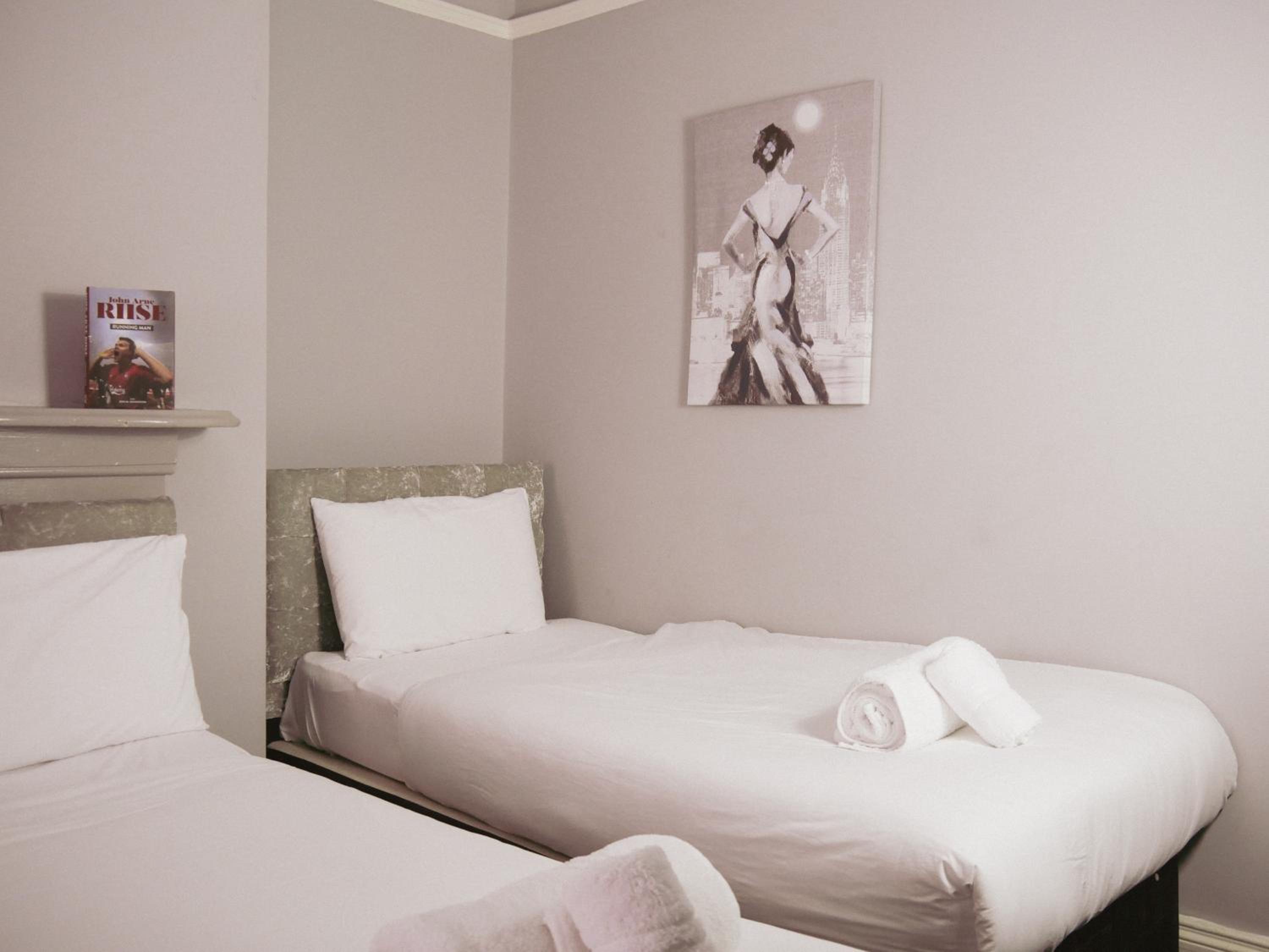 Family Room with Private Bathroom - Photo 3