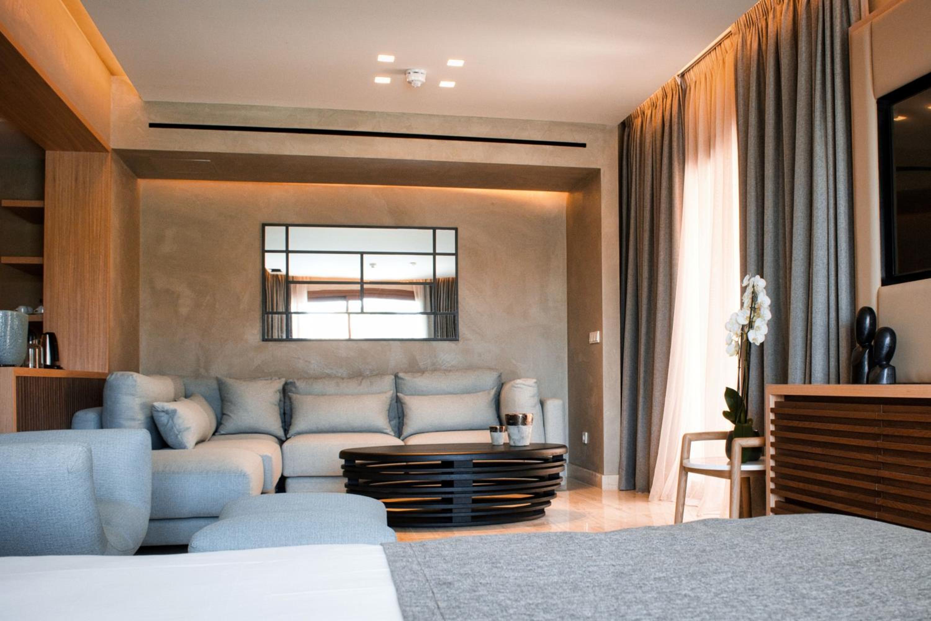 Suite with Private Pool - Photo 5