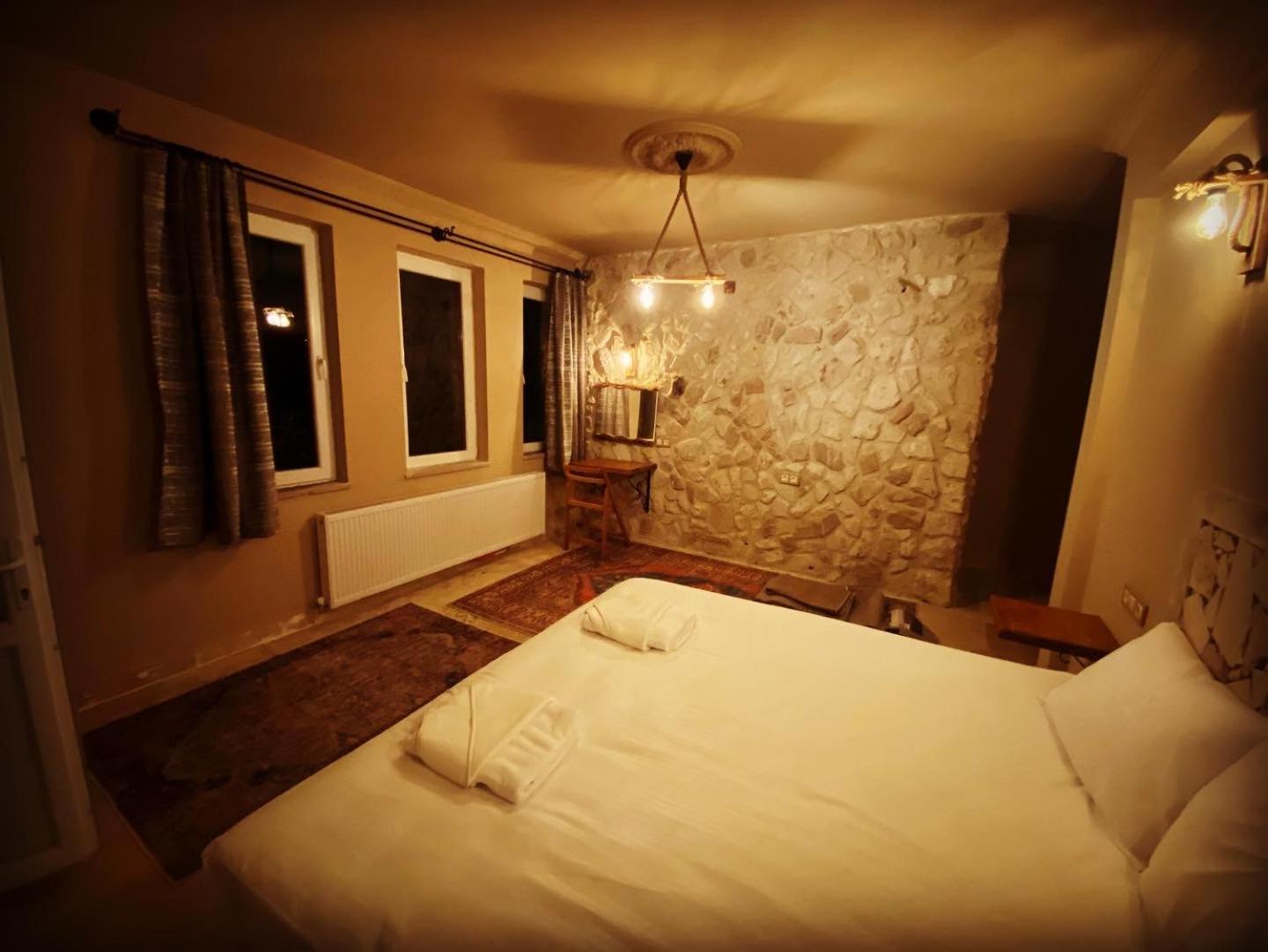 Deluxe Double Room with Balcony - Photo 8