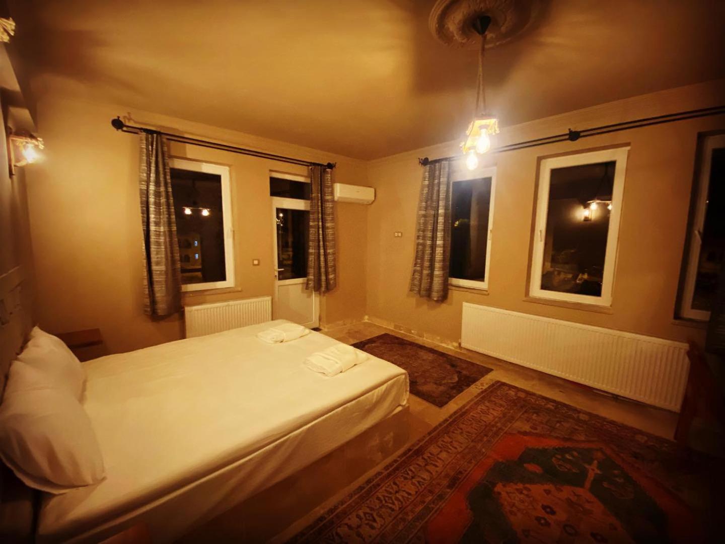 Deluxe Double Room with Balcony - Photo 7