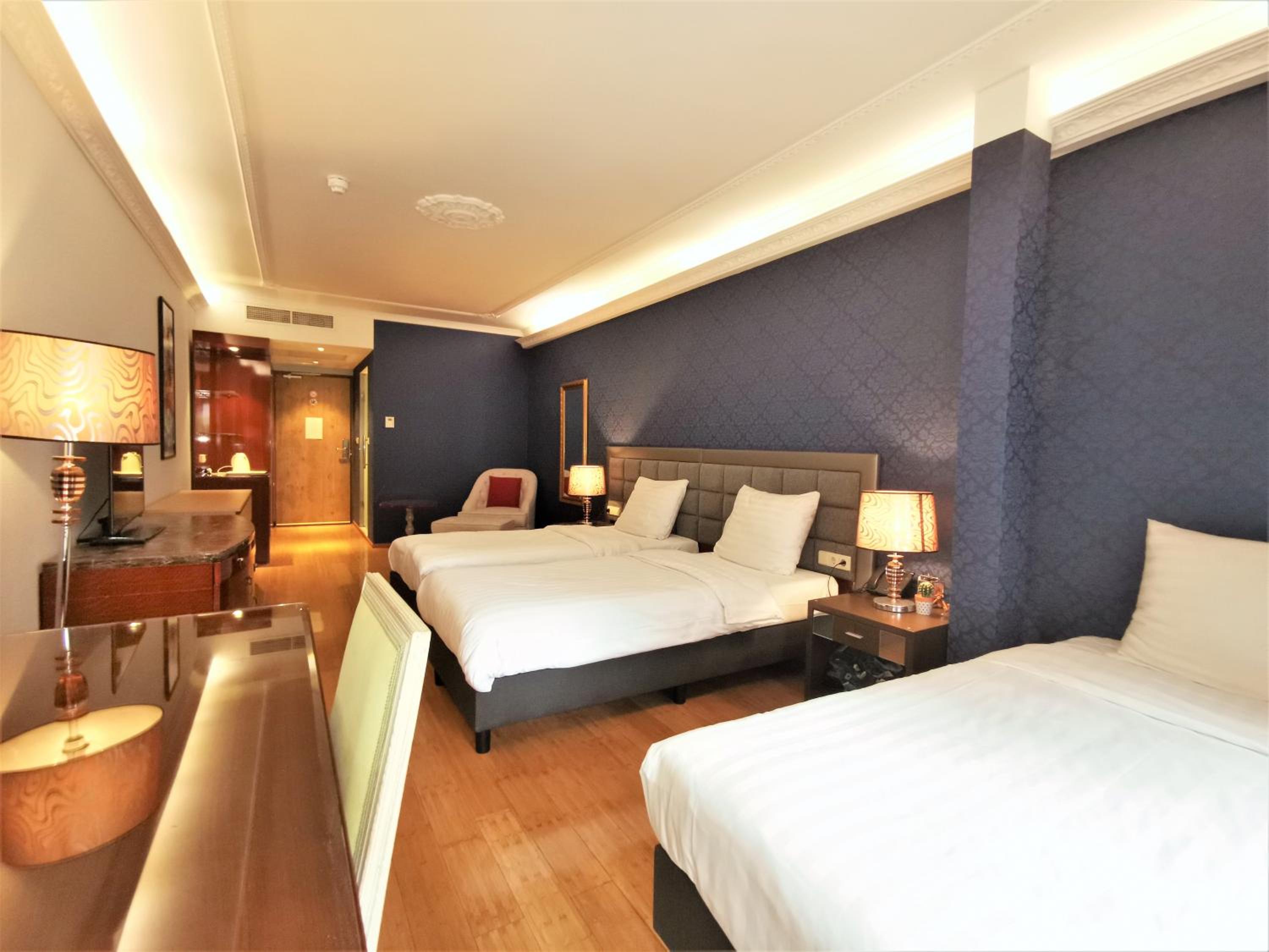 Superior Triple Room with Balcony photo 2