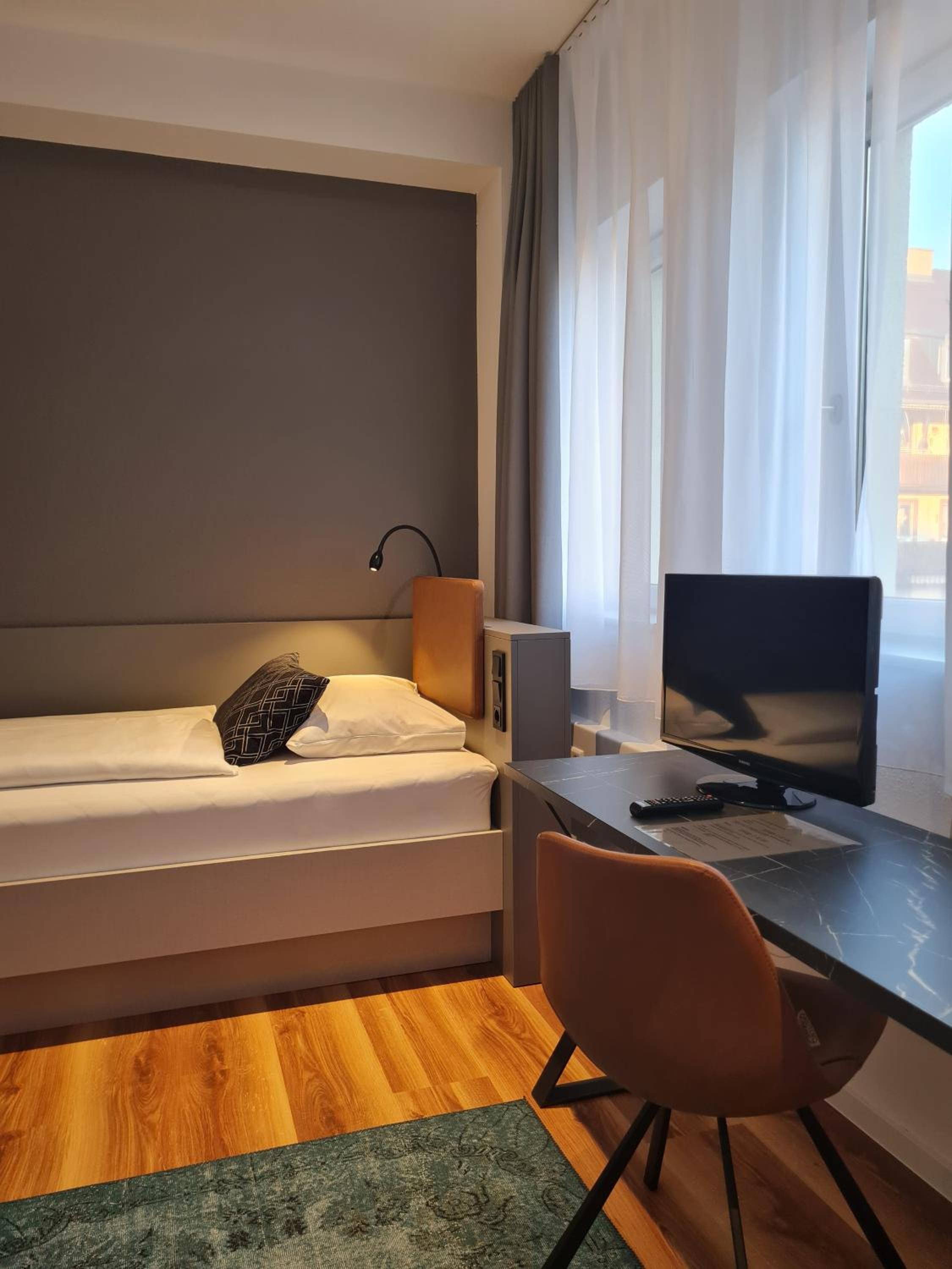 Single Room with Bathroom photo 2