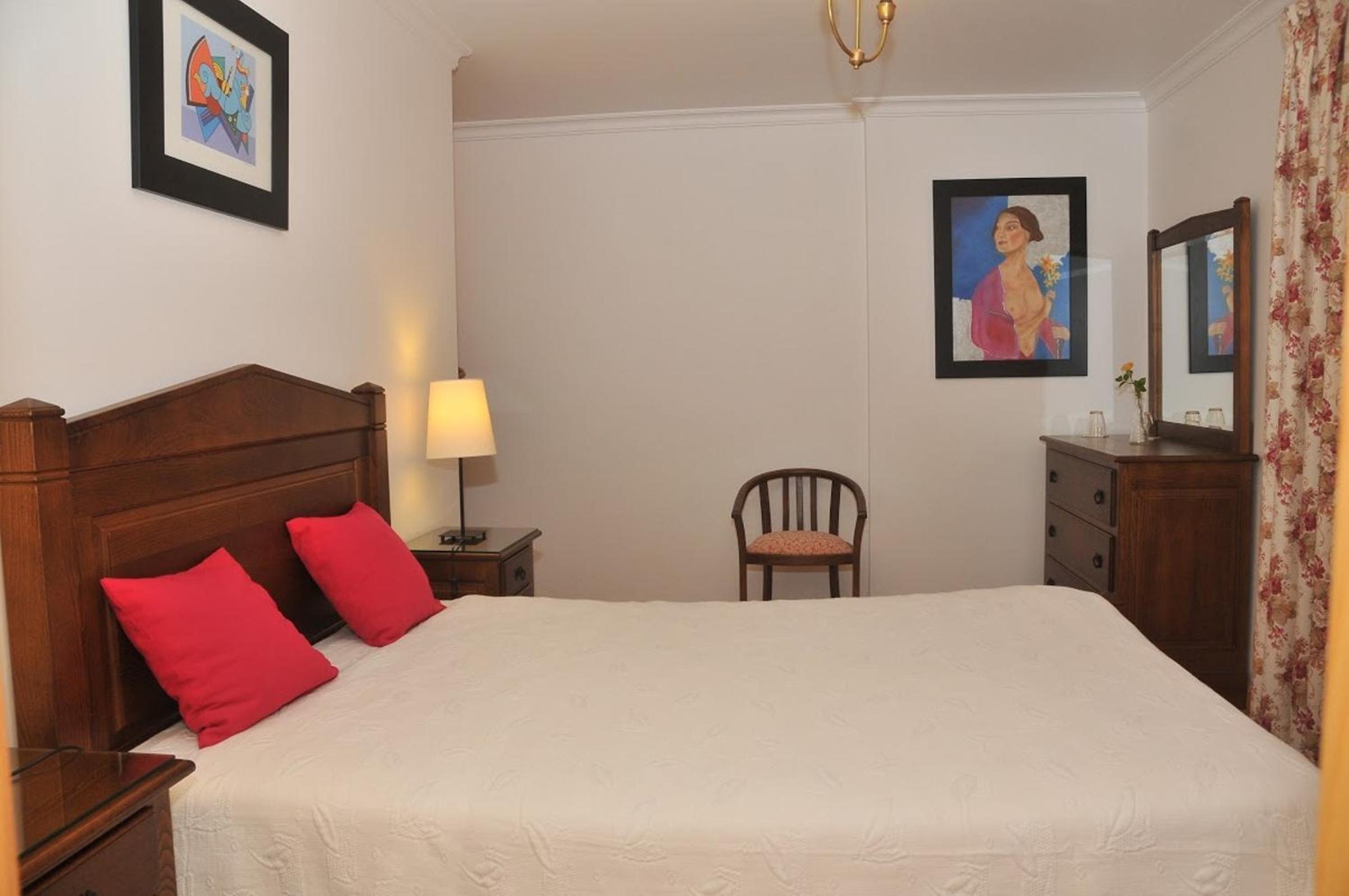 Six-Bedroom House photo 3