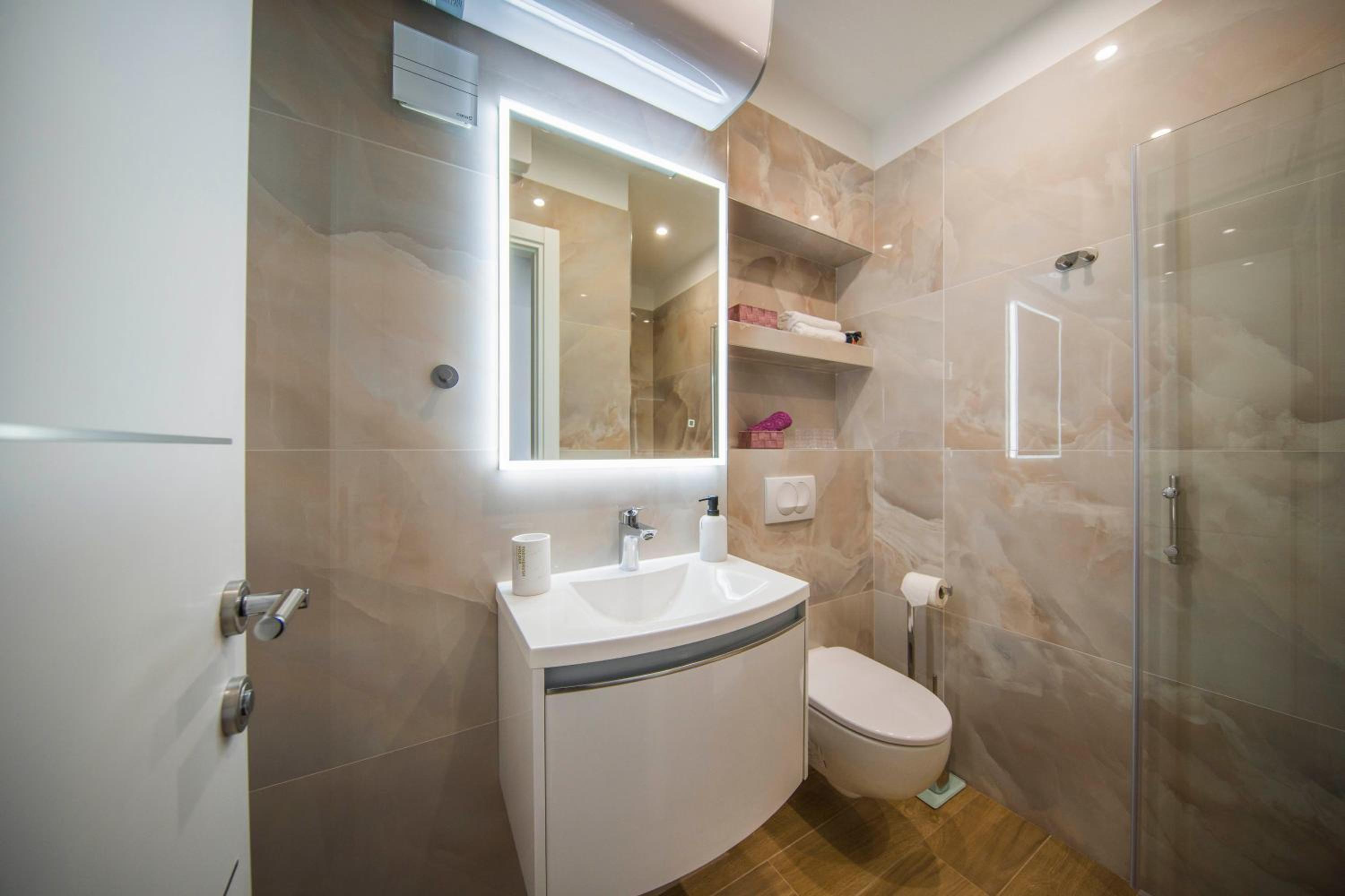 Deluxe Double Room with Balcony - Photo 22