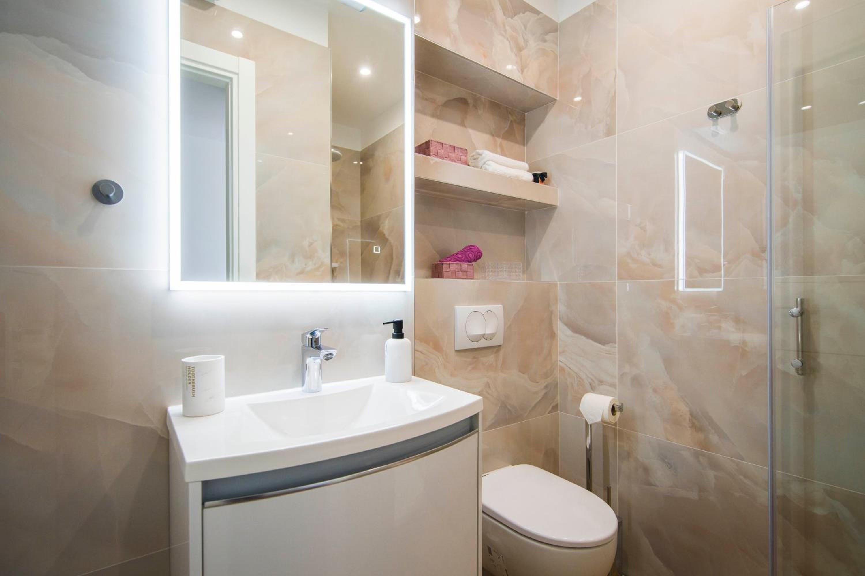 Deluxe Double Room with Balcony - Photo 13