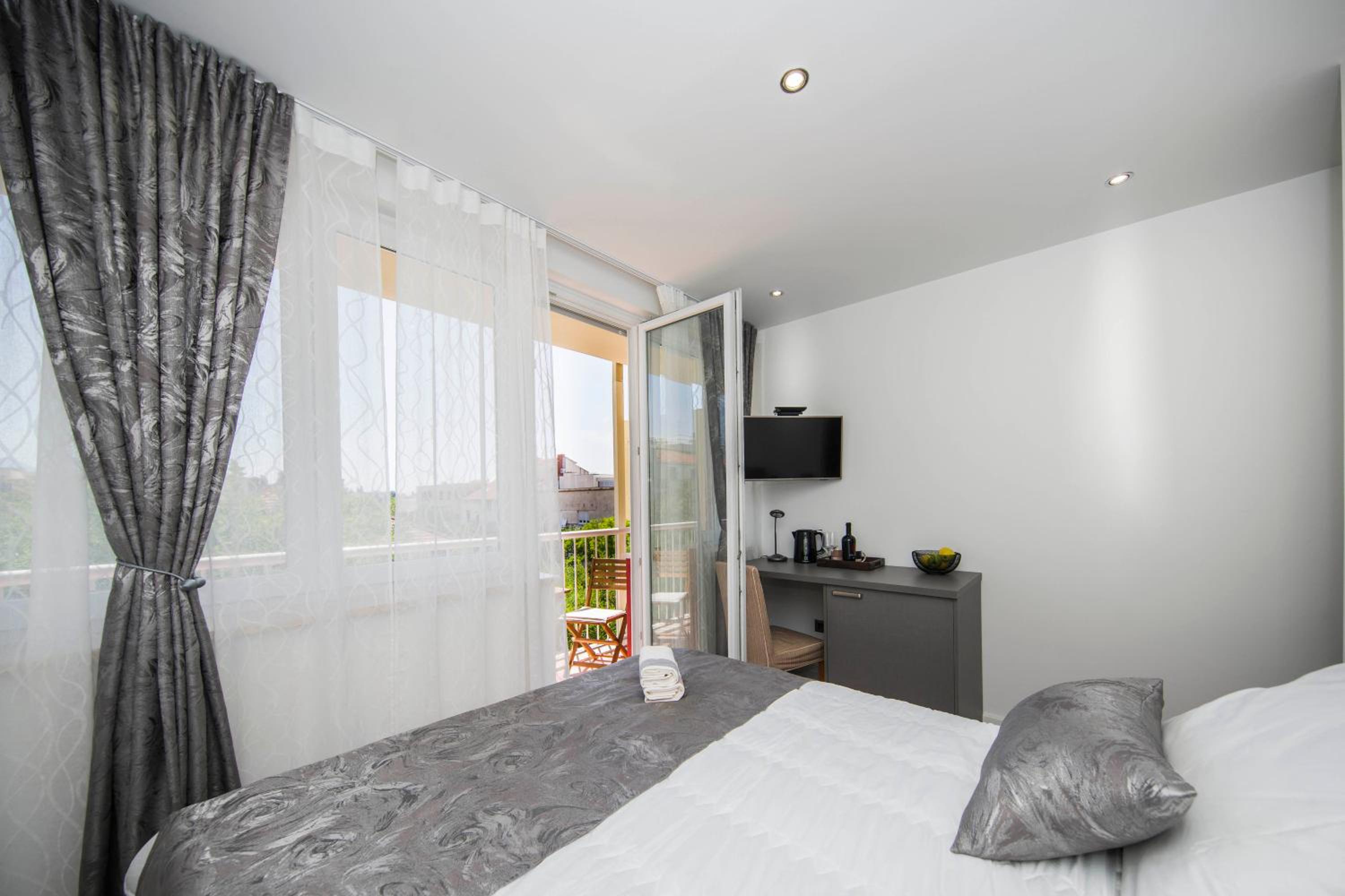 Deluxe Double Room with Balcony - Photo 24