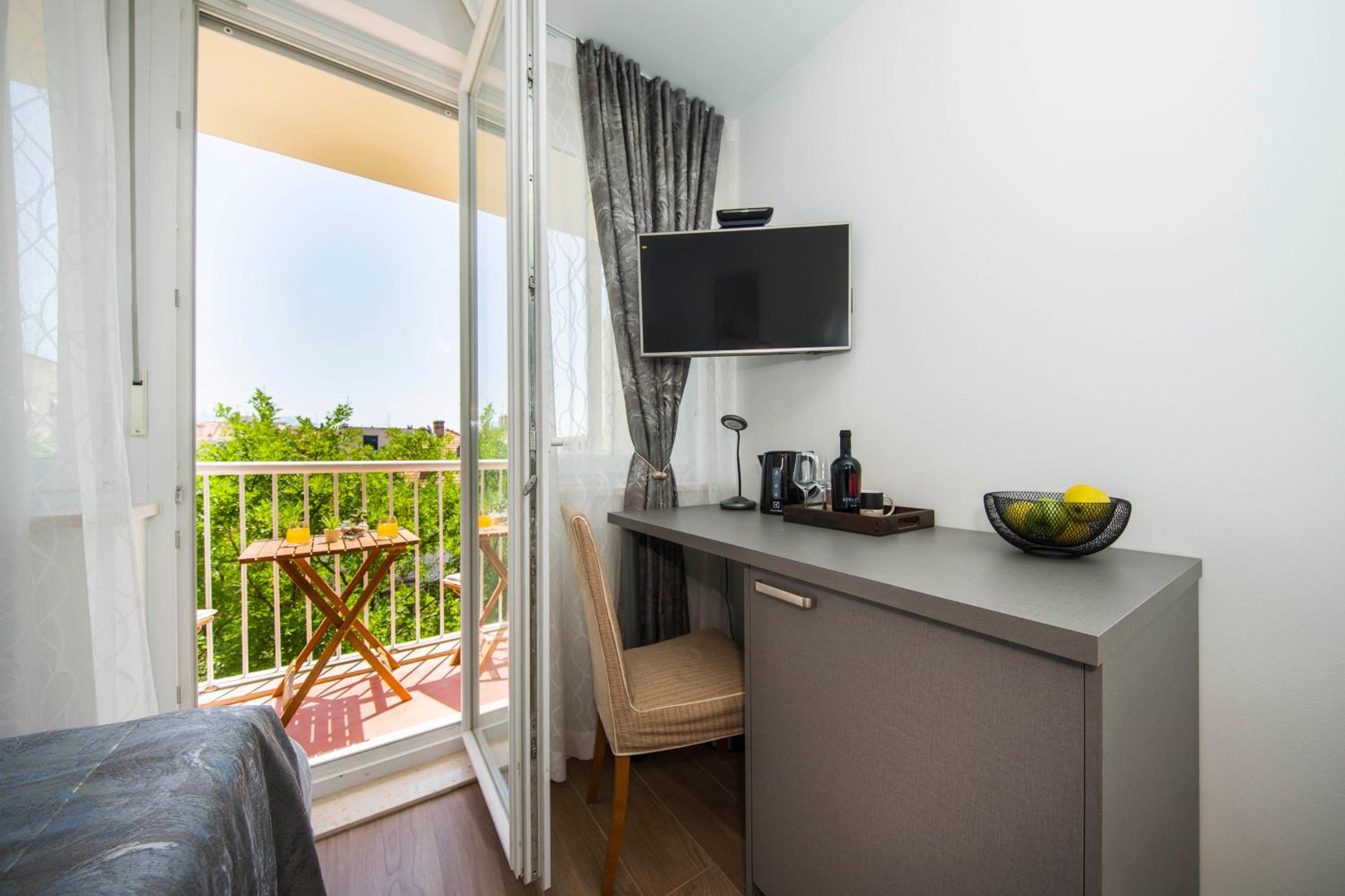 Deluxe Double Room with Balcony - Photo 17