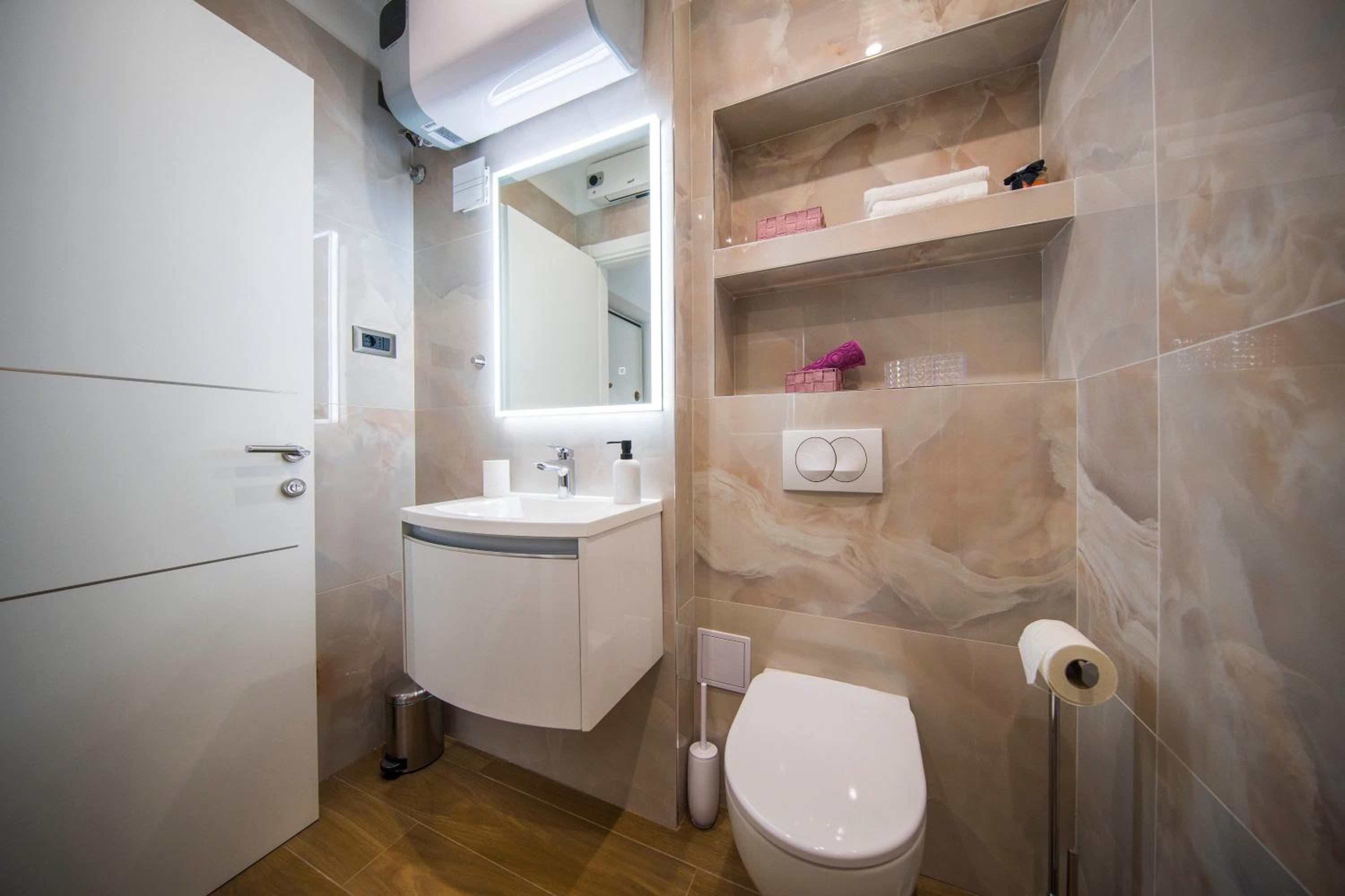 Deluxe Double Room with Balcony - Photo 14