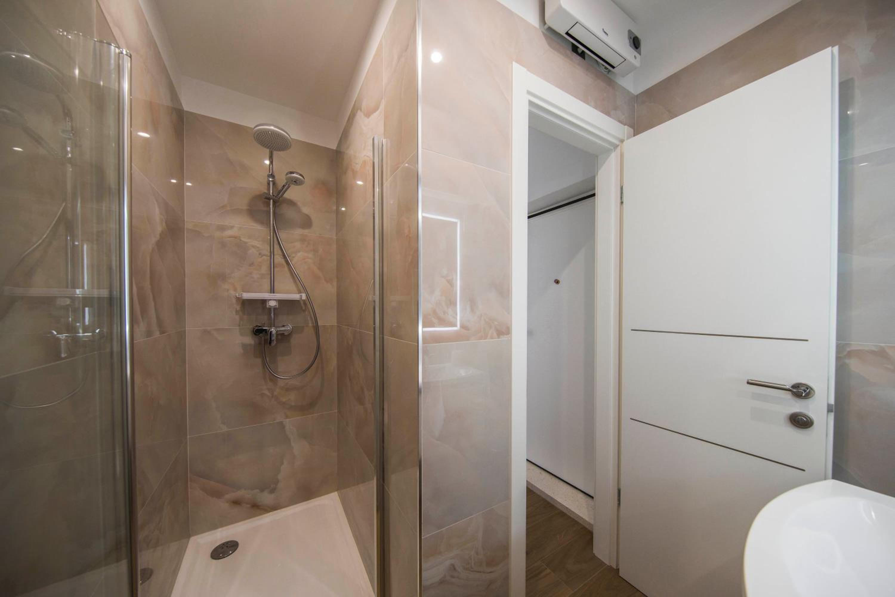 Deluxe Double Room with Balcony - Photo 12