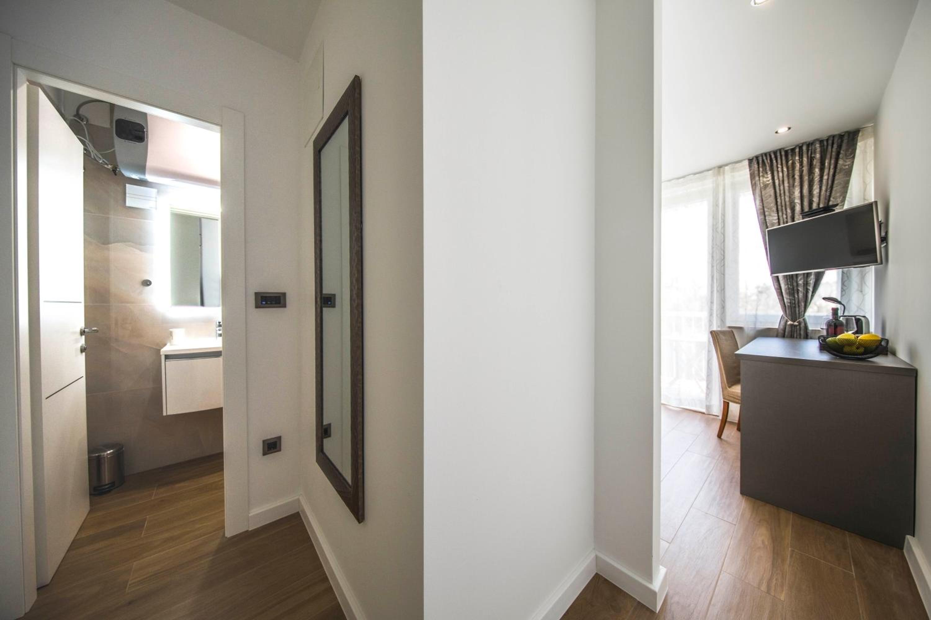 Deluxe Double Room with Balcony - Photo 23
