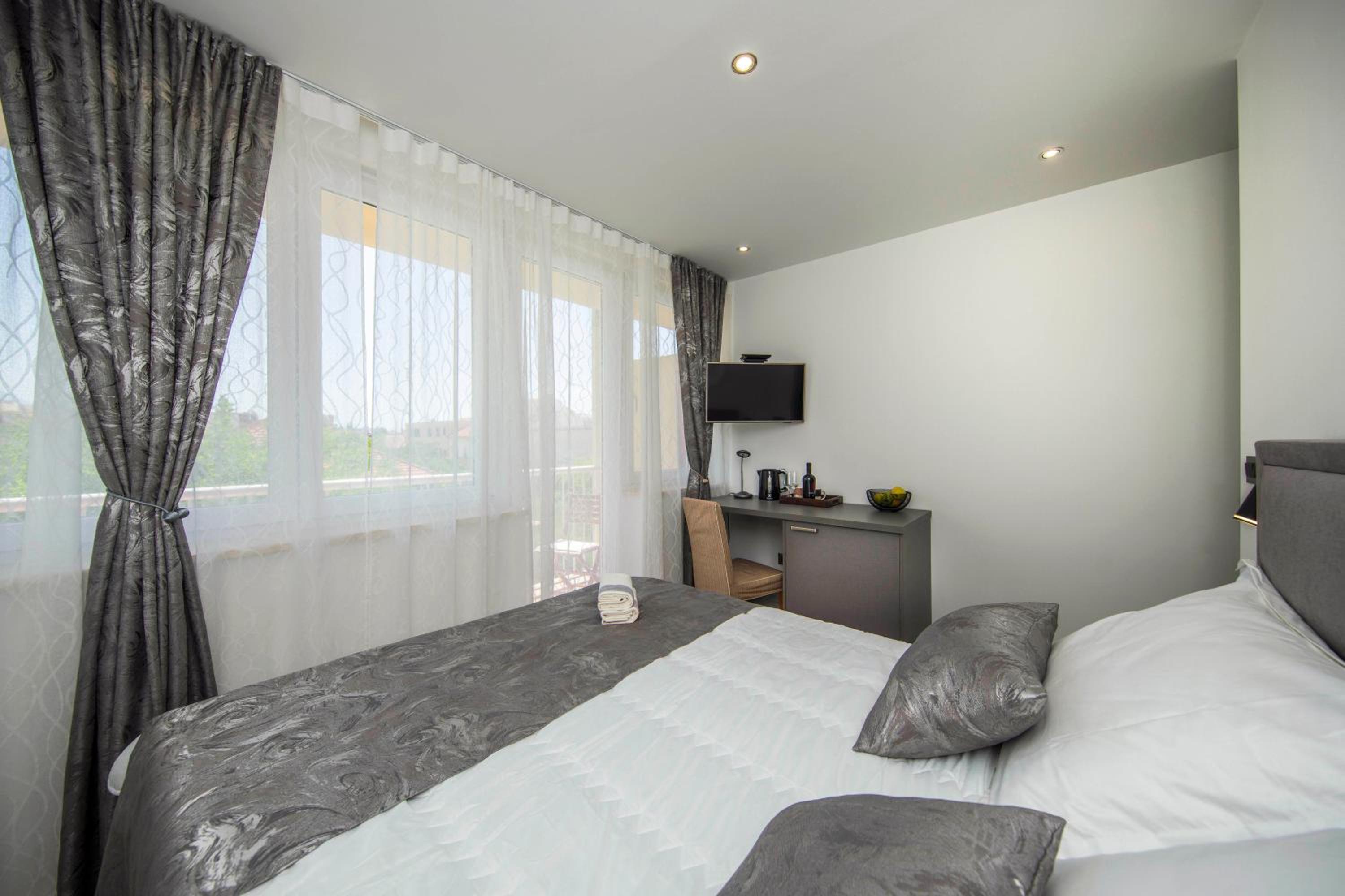 Deluxe Double Room with Balcony - Photo 8