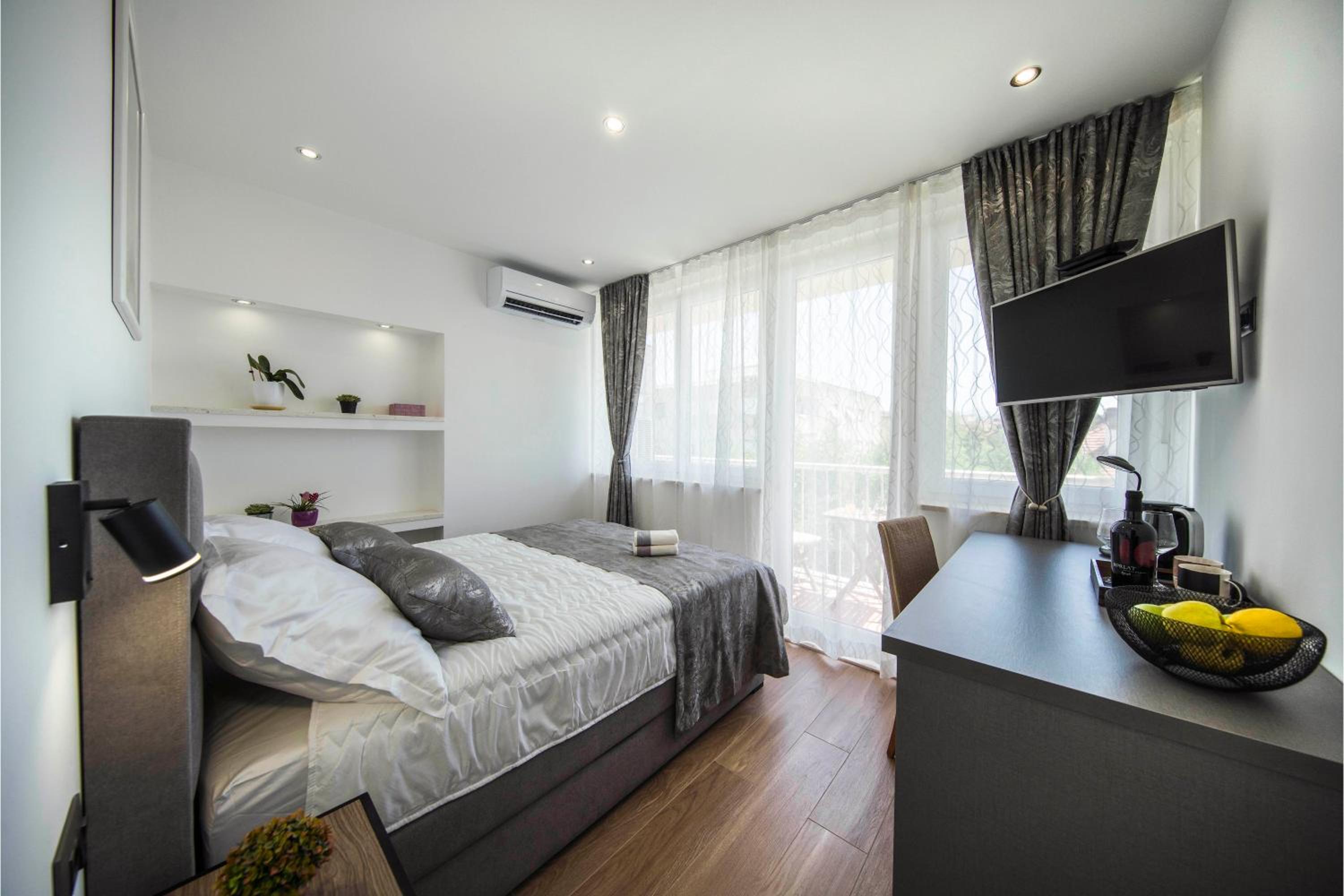 Deluxe Double Room with Balcony - Photo 20