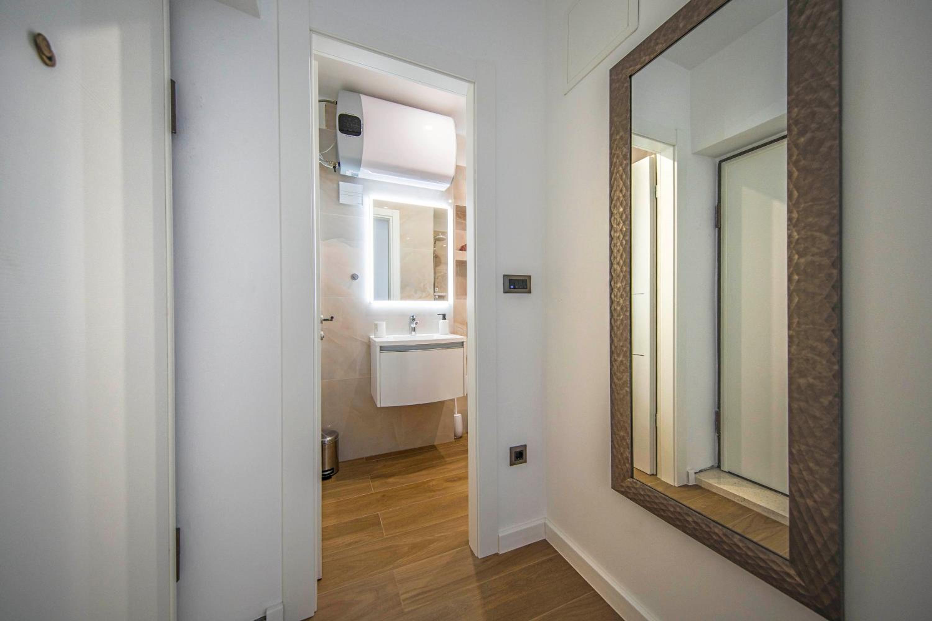 Deluxe Double Room with Balcony - Photo 15