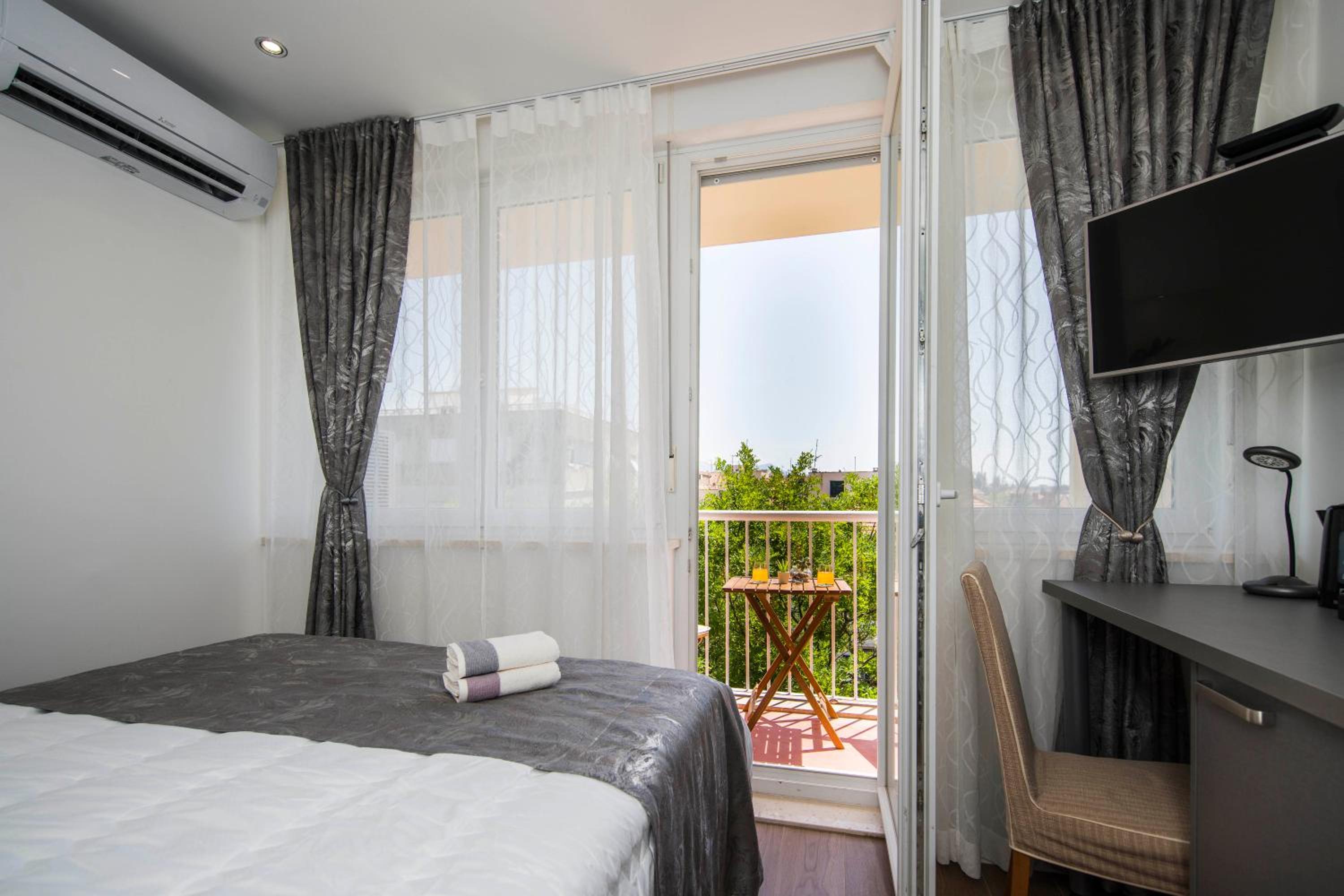 Deluxe Double Room with Balcony - Photo 7
