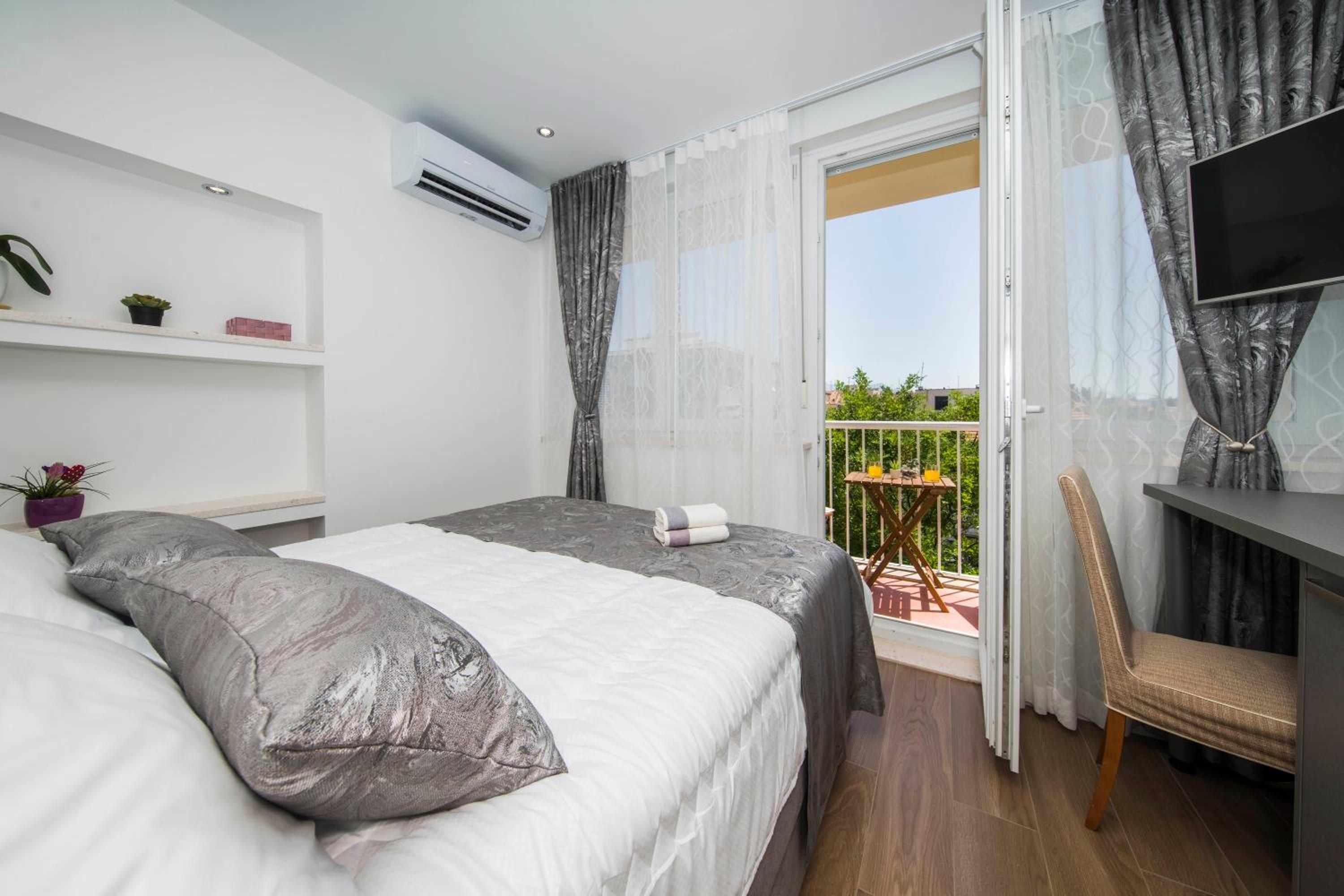 Deluxe Double Room with Balcony - Photo 4
