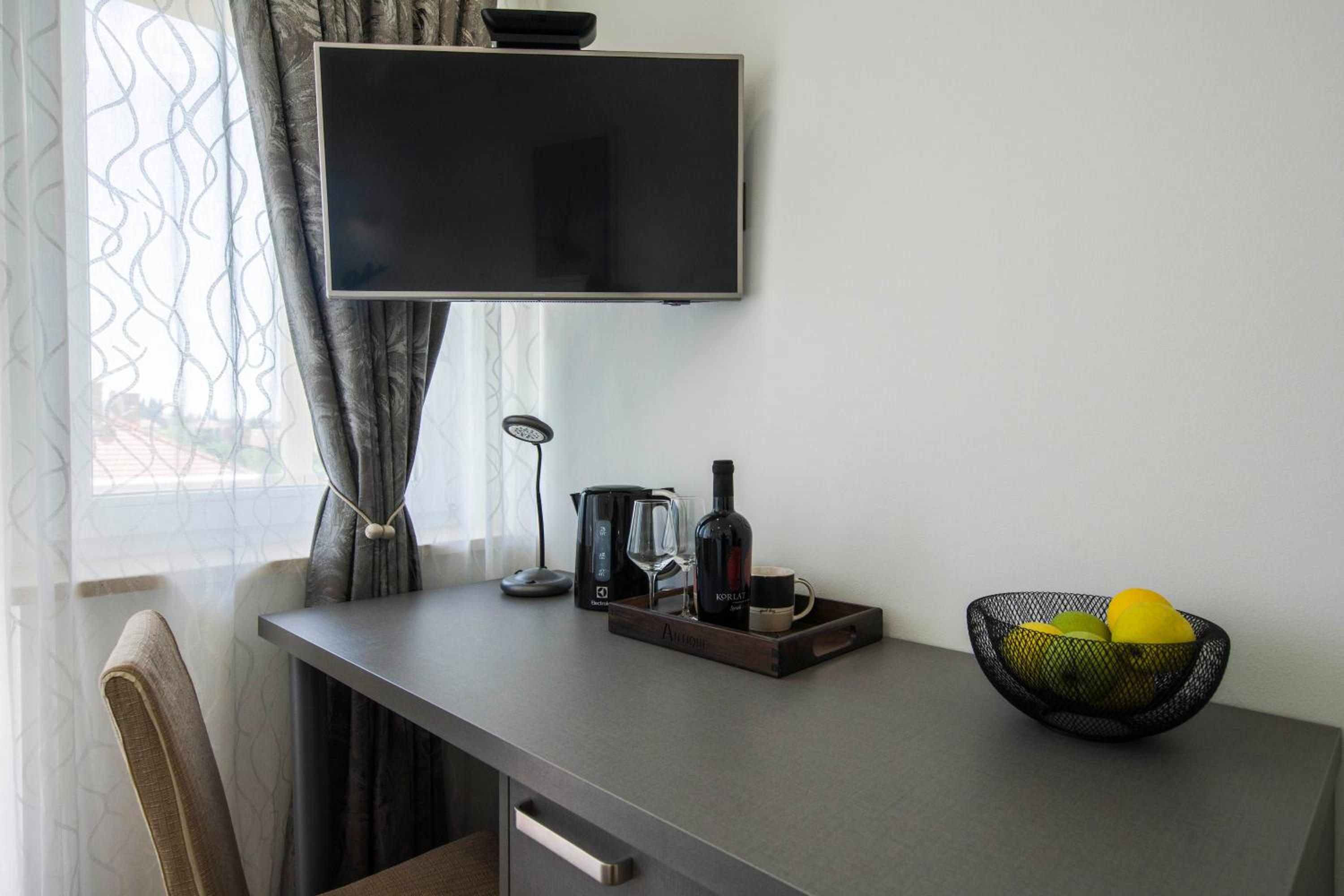 Deluxe Double Room with Balcony - Photo 18