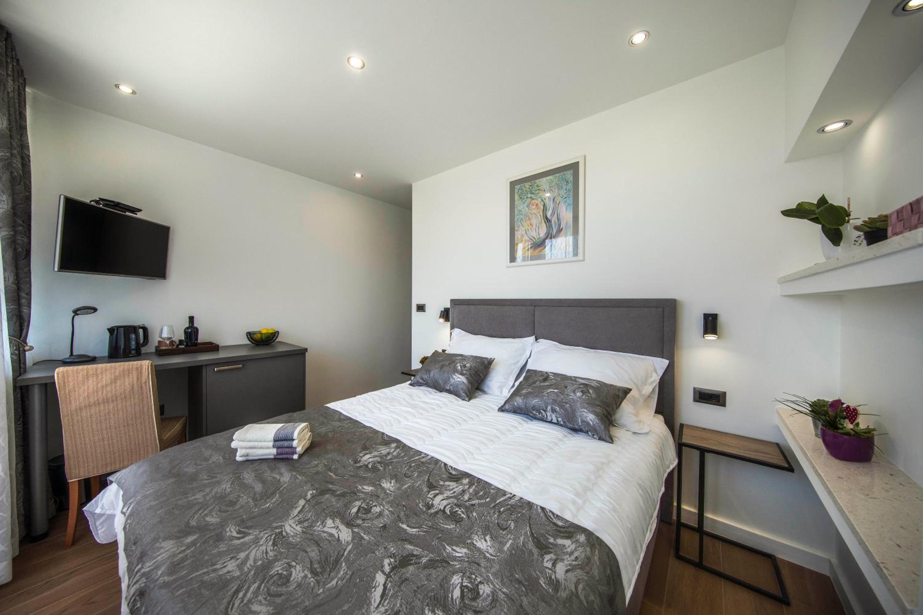 Deluxe Double Room with Balcony - Photo 21