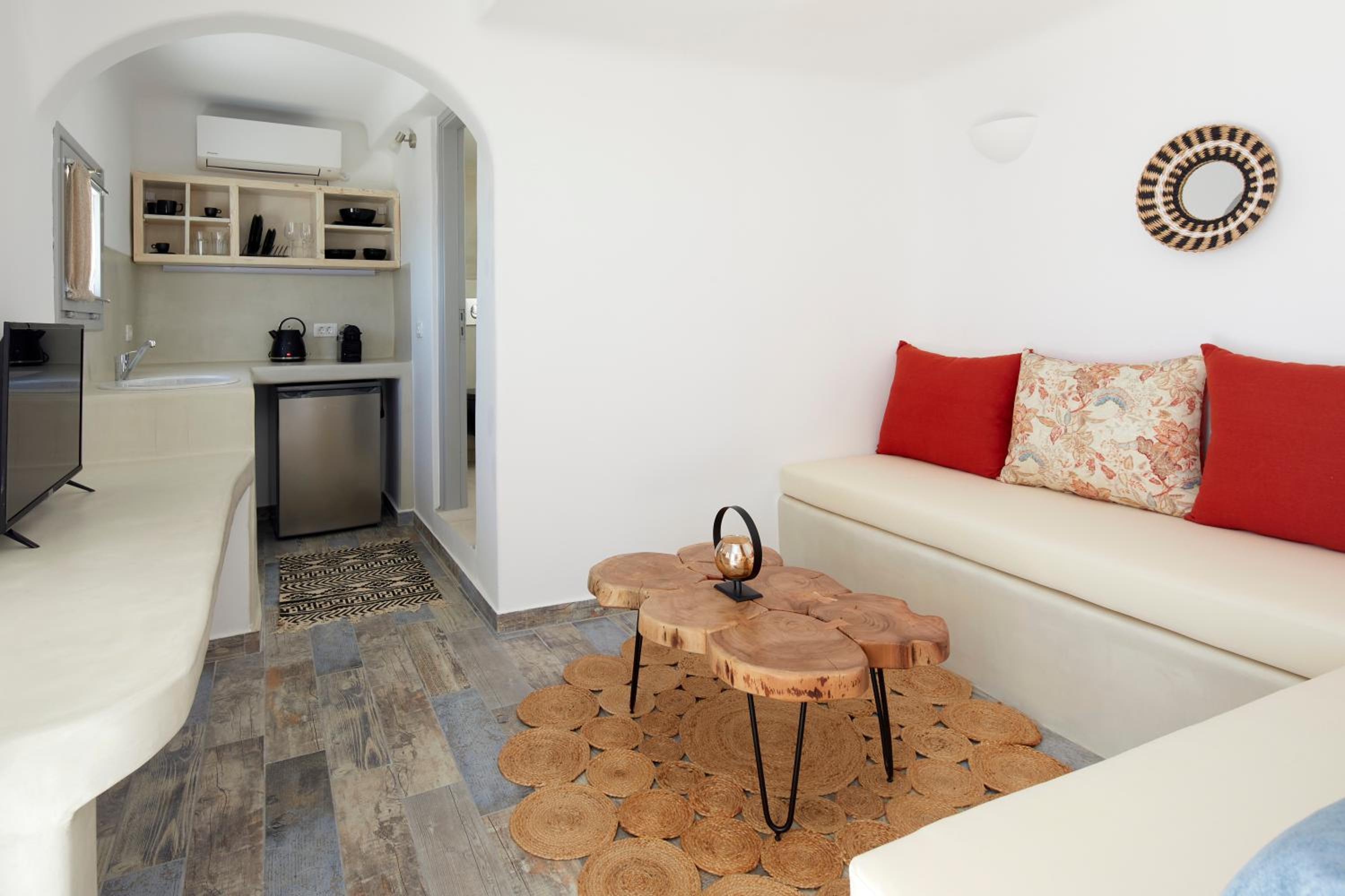 Suite with Hot Tub - Photo 8