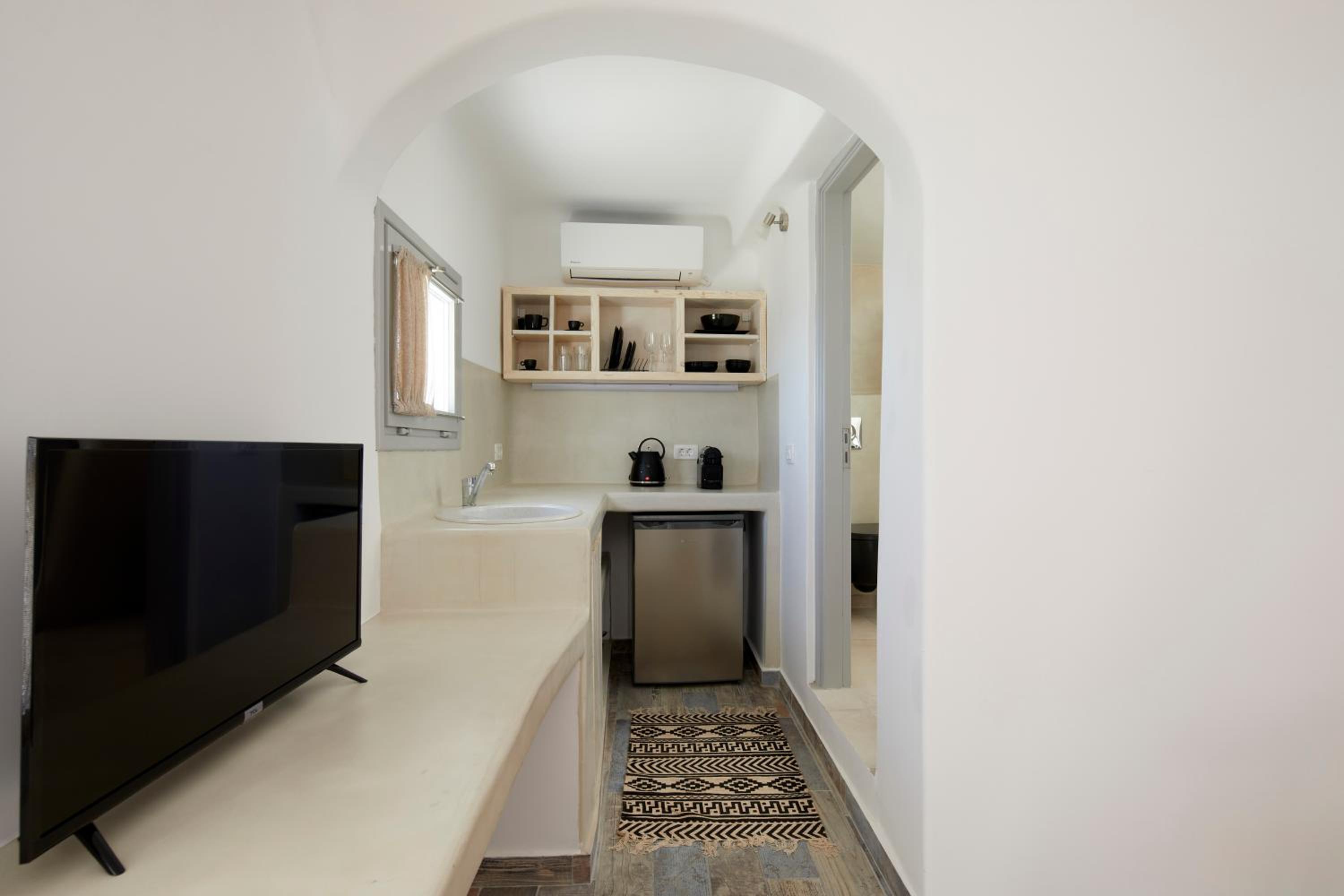 Suite with Hot Tub - Photo 4