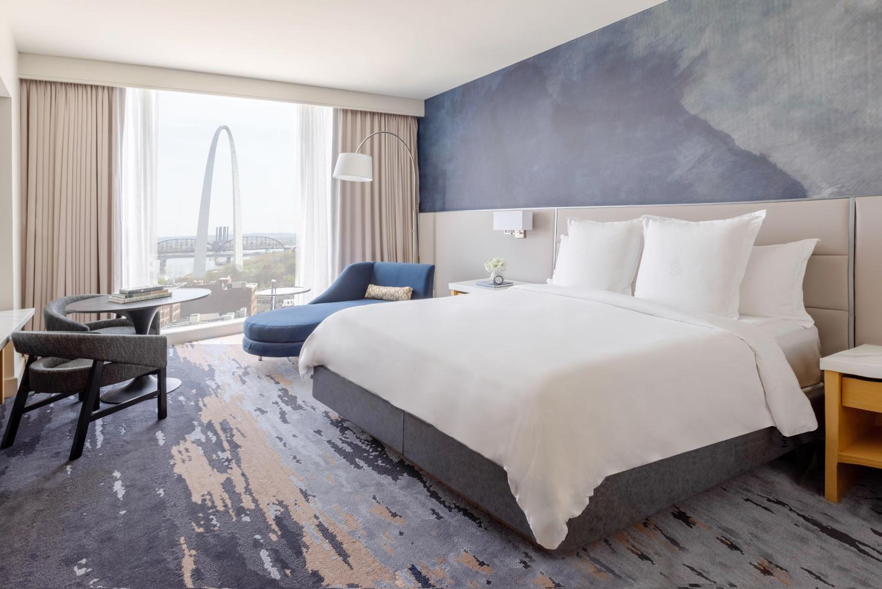 King Room with Arch View - Photo 1