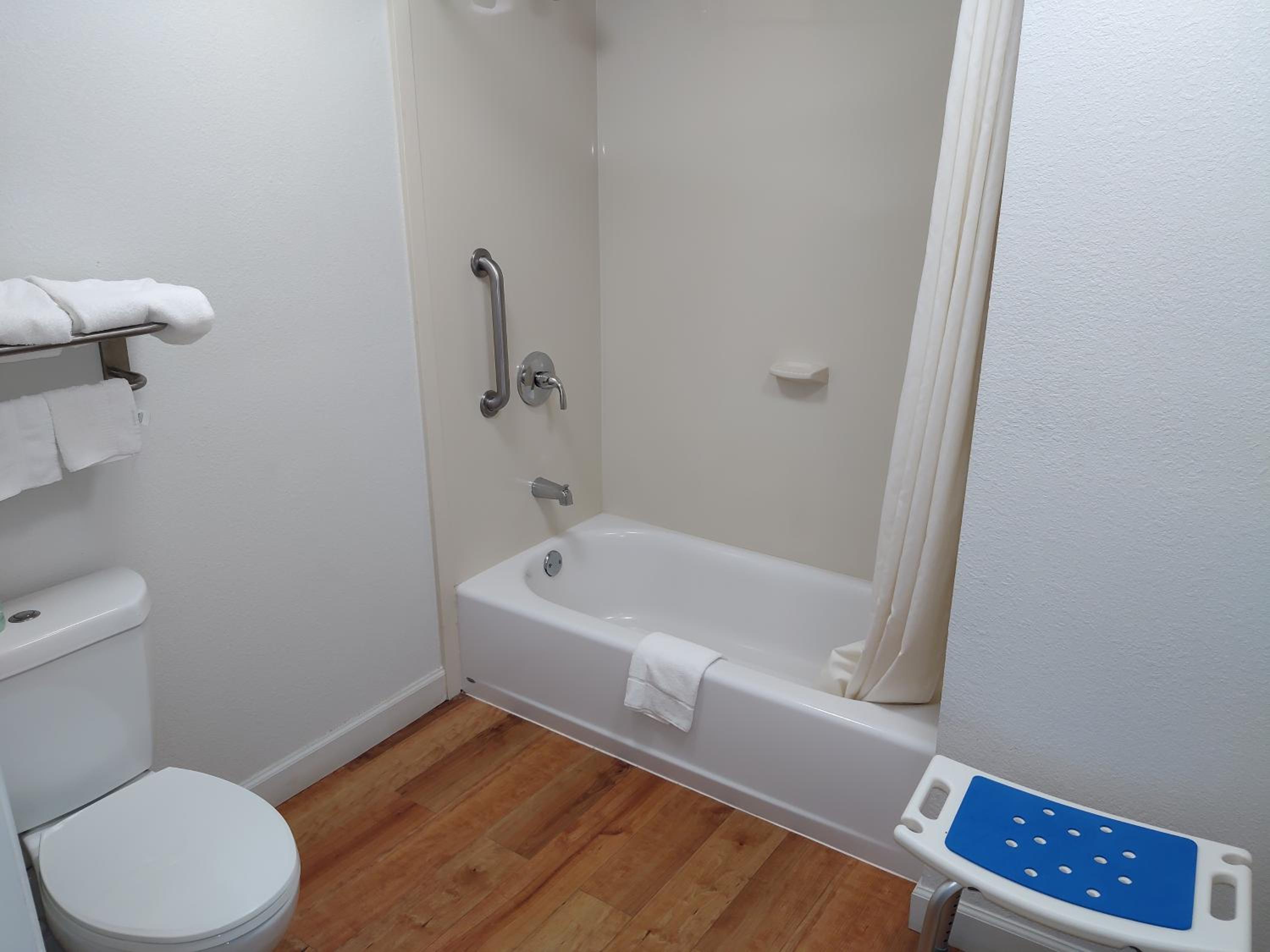 King Room With Bath Tub - Disability Access Room/Non-Smoking
