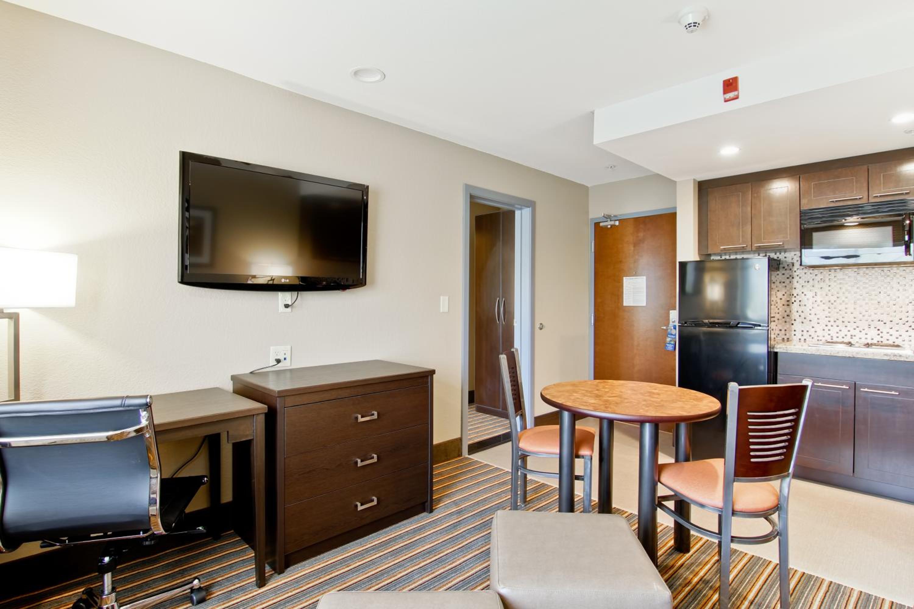 King Suite with Sofa Bed and Kitchen photo 2