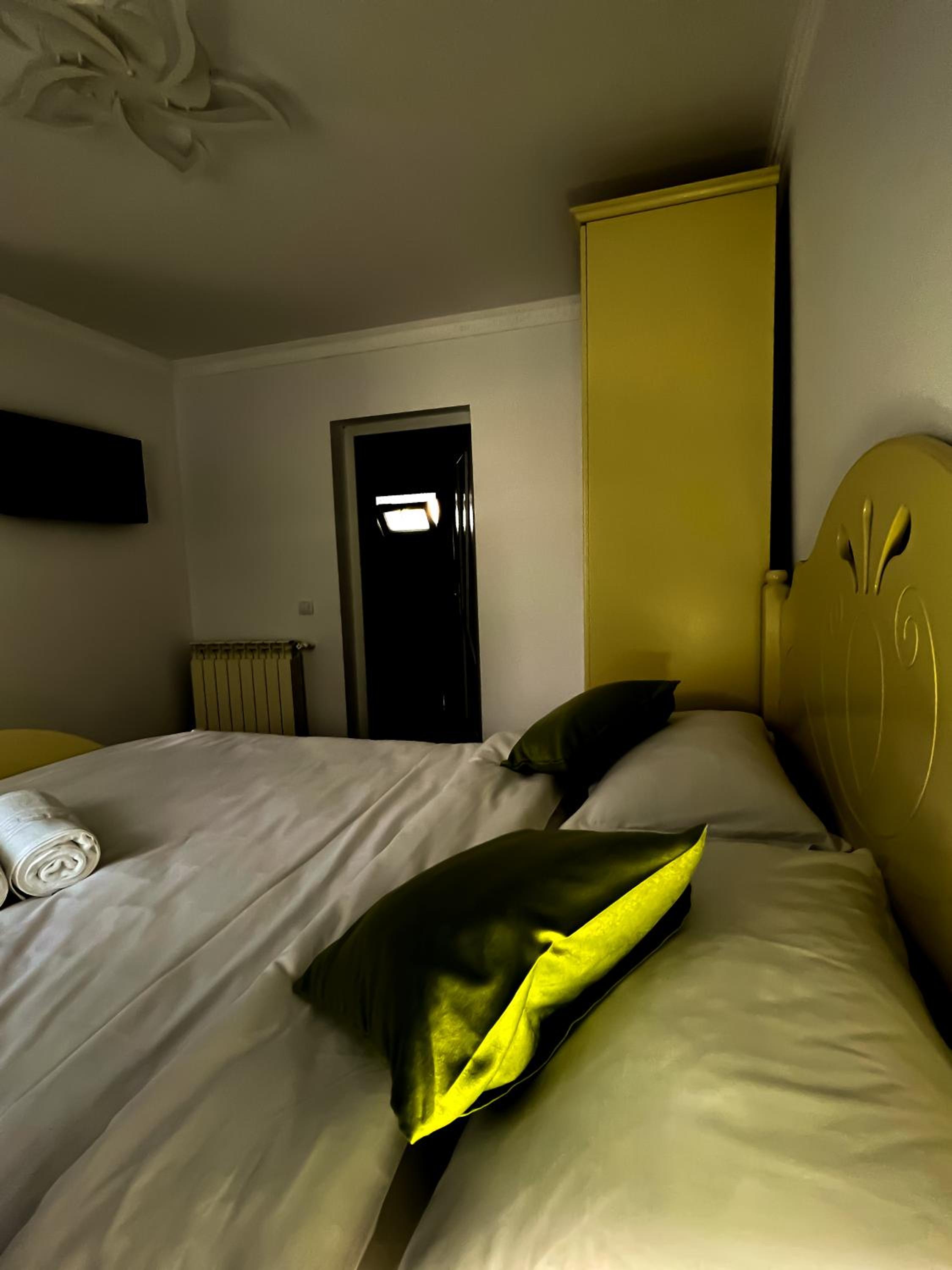 Standard Double Room - Photo 7