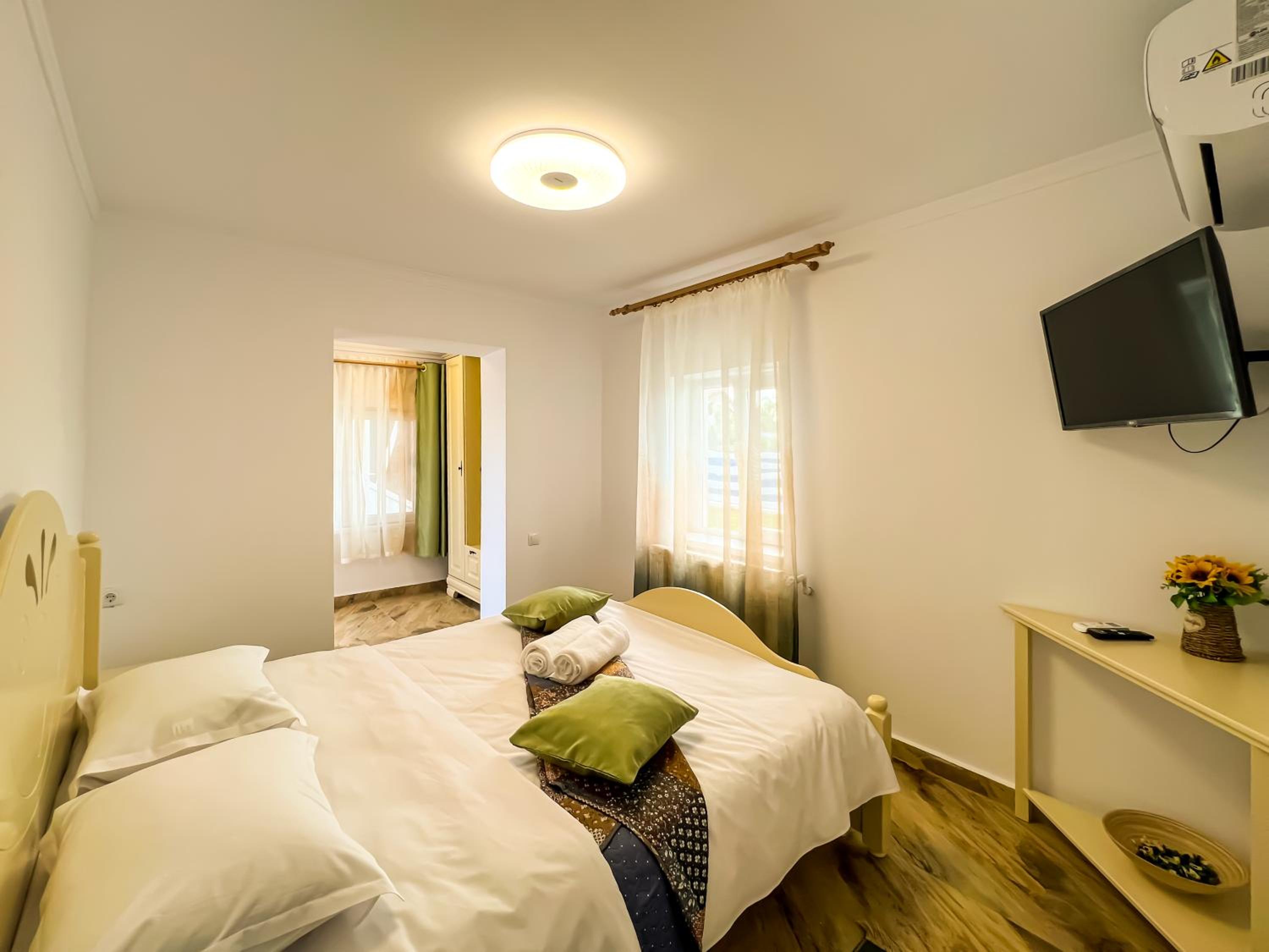 Standard Double Room - Photo 9
