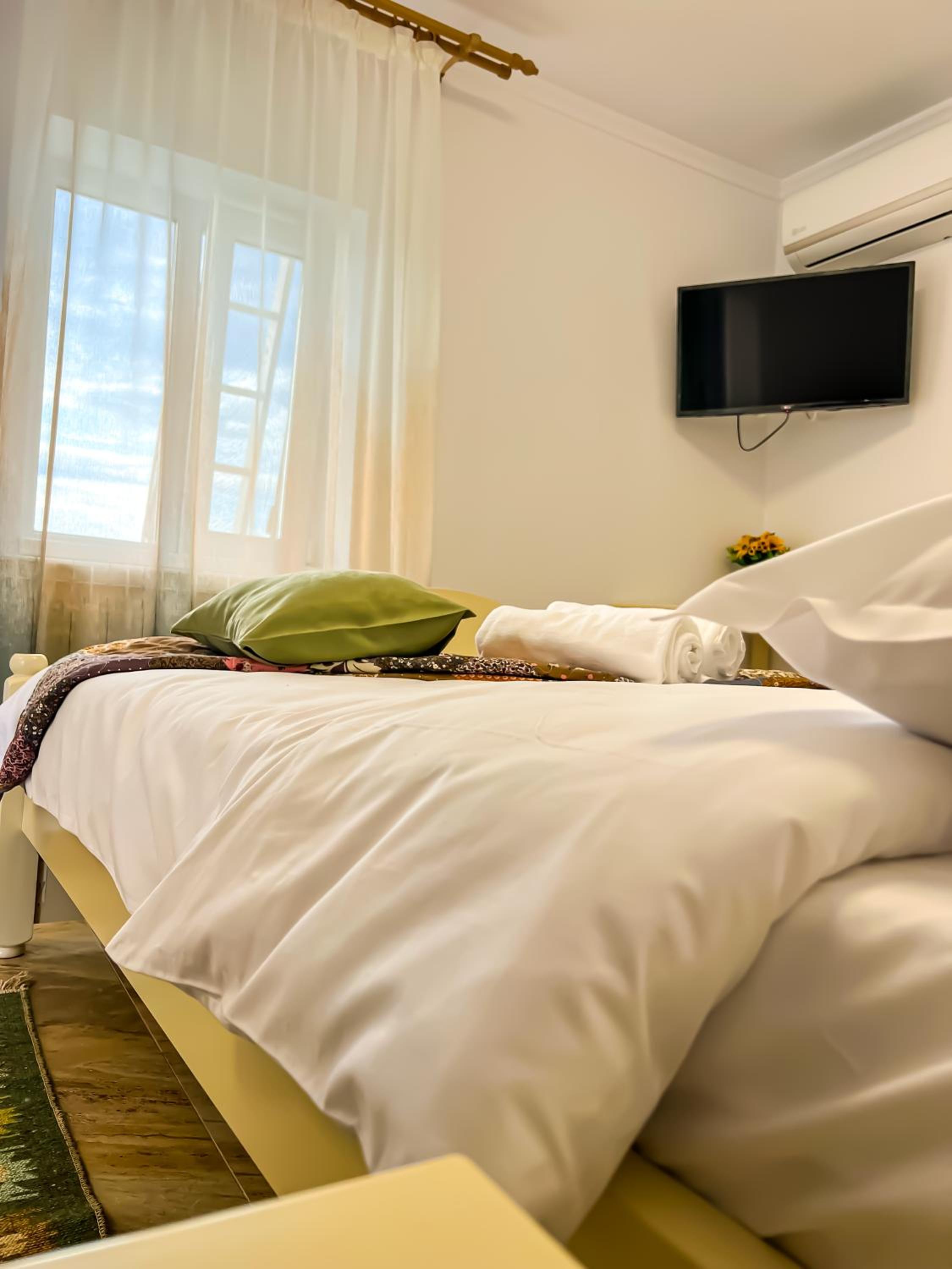 Standard Double Room - Photo 10