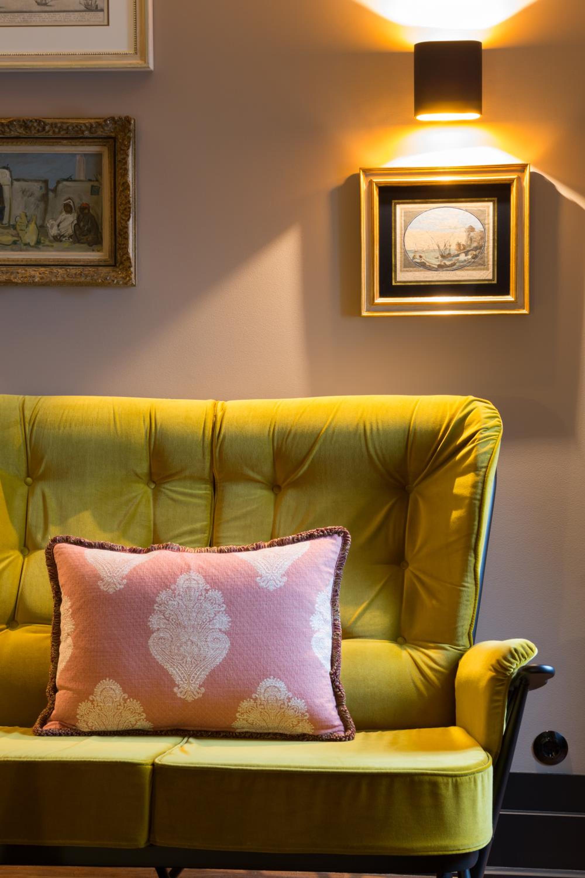 Deluxe Double Room thumbnail 6