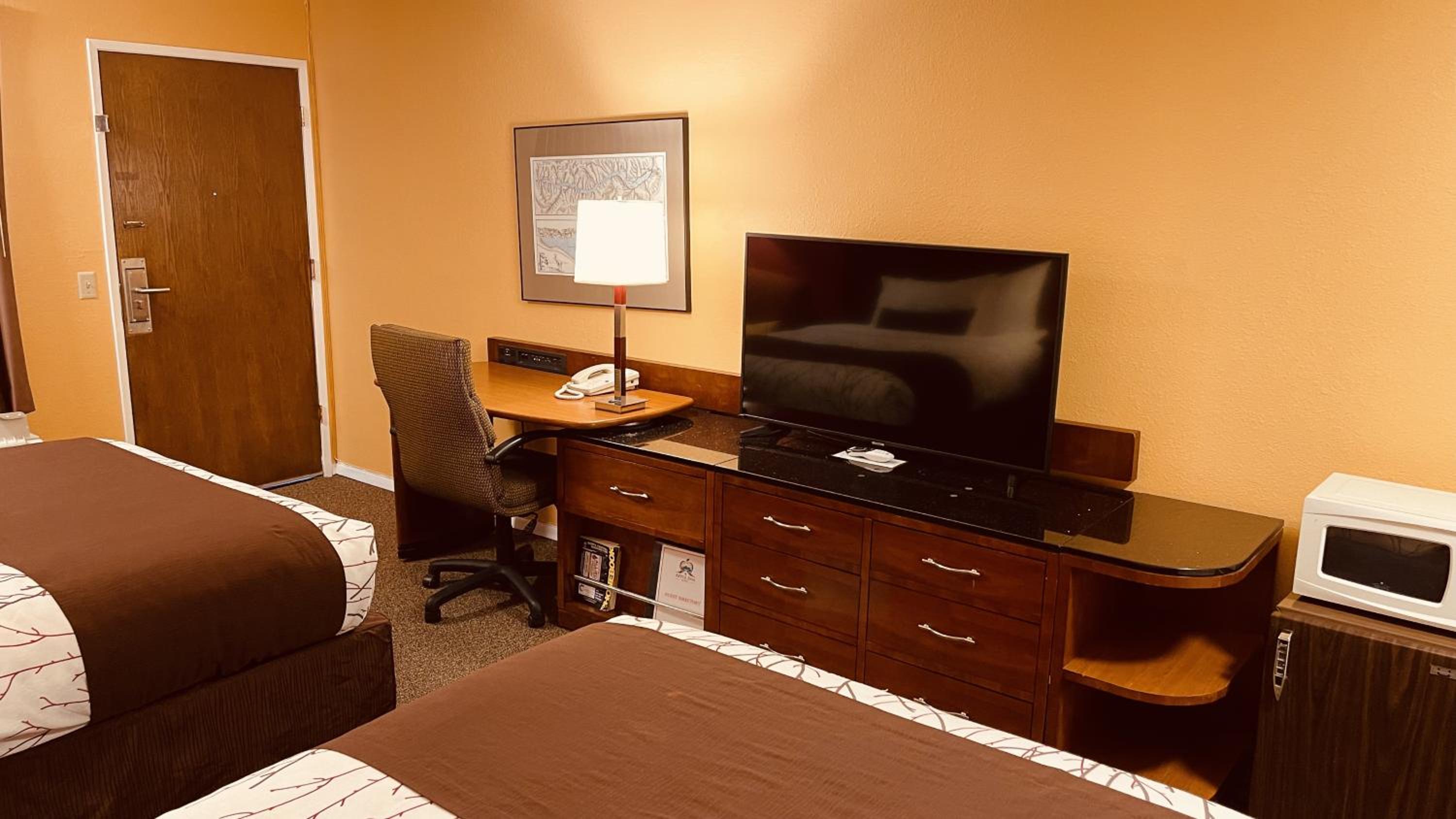 Deluxe Queen Room with Two Queen Beds photo 3