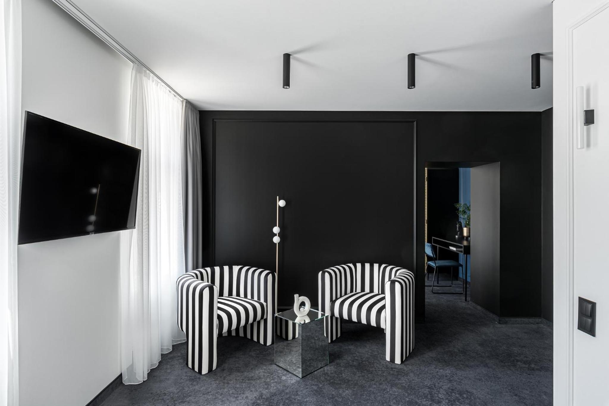 Suite with Balcony - Photo 6